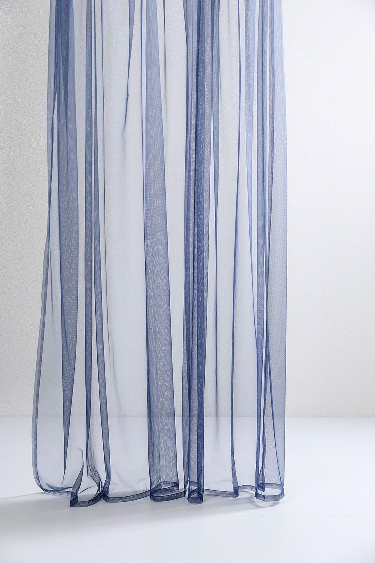 Vorhang Tüll in Blau präsentiert im Onlineshop von KAQTU Design AG. Vorhang ist von ZigZagZurich