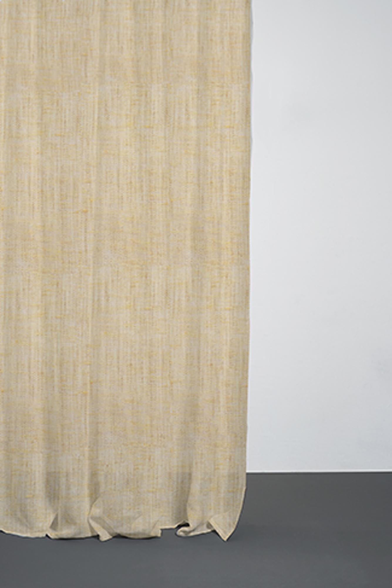 Entdecken Sie den eleganten Leinenvorhang von ZigZagZurich – ein harmonisches Design, das Ihrem Raum eine warme, natürliche Atmosphäre verleiht.