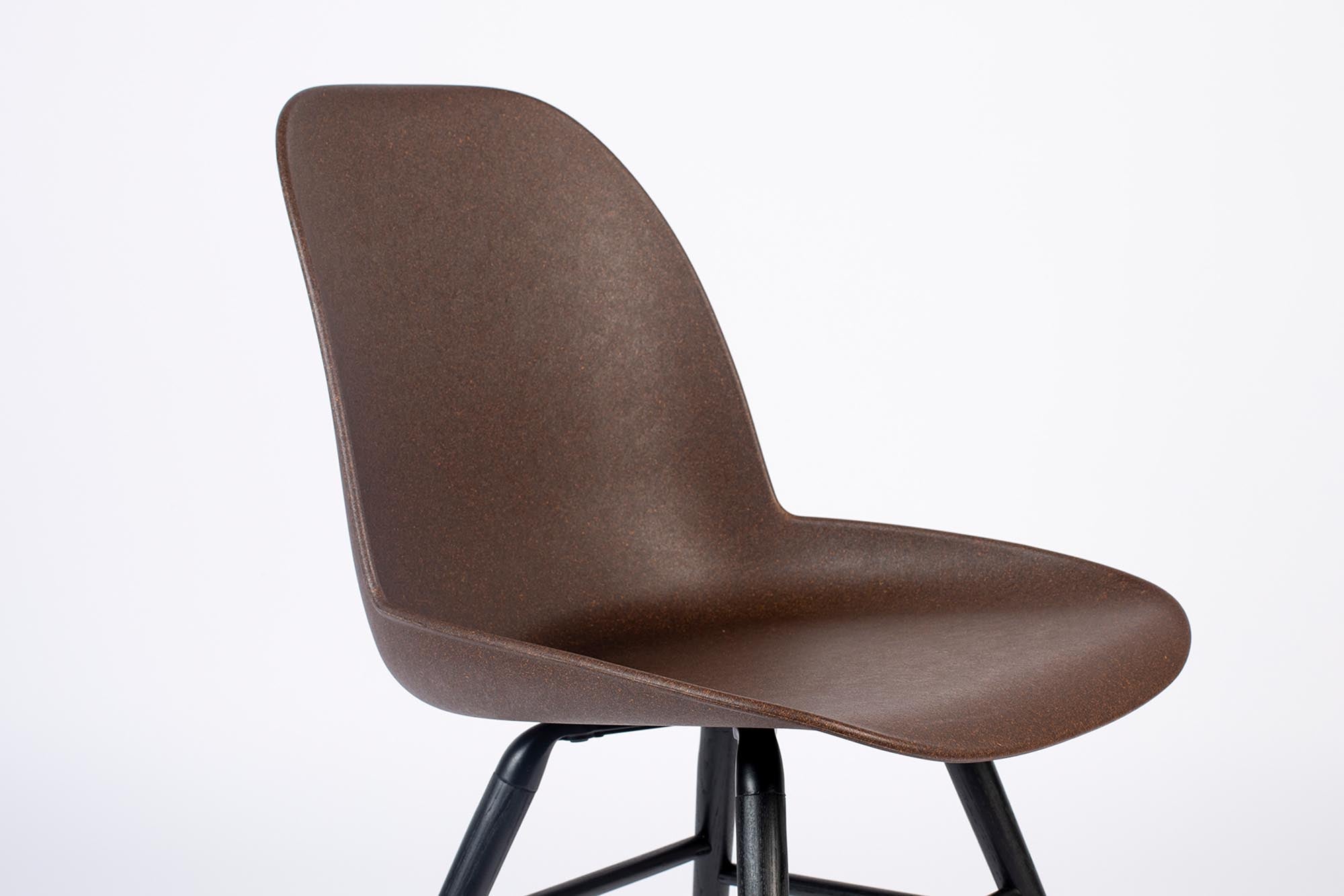 Der Albert Kuip Stuhl von Zuiver vereint stilvolles Design mit optimalem Sitzkomfort – perfekt für jedes moderne Zuhause.