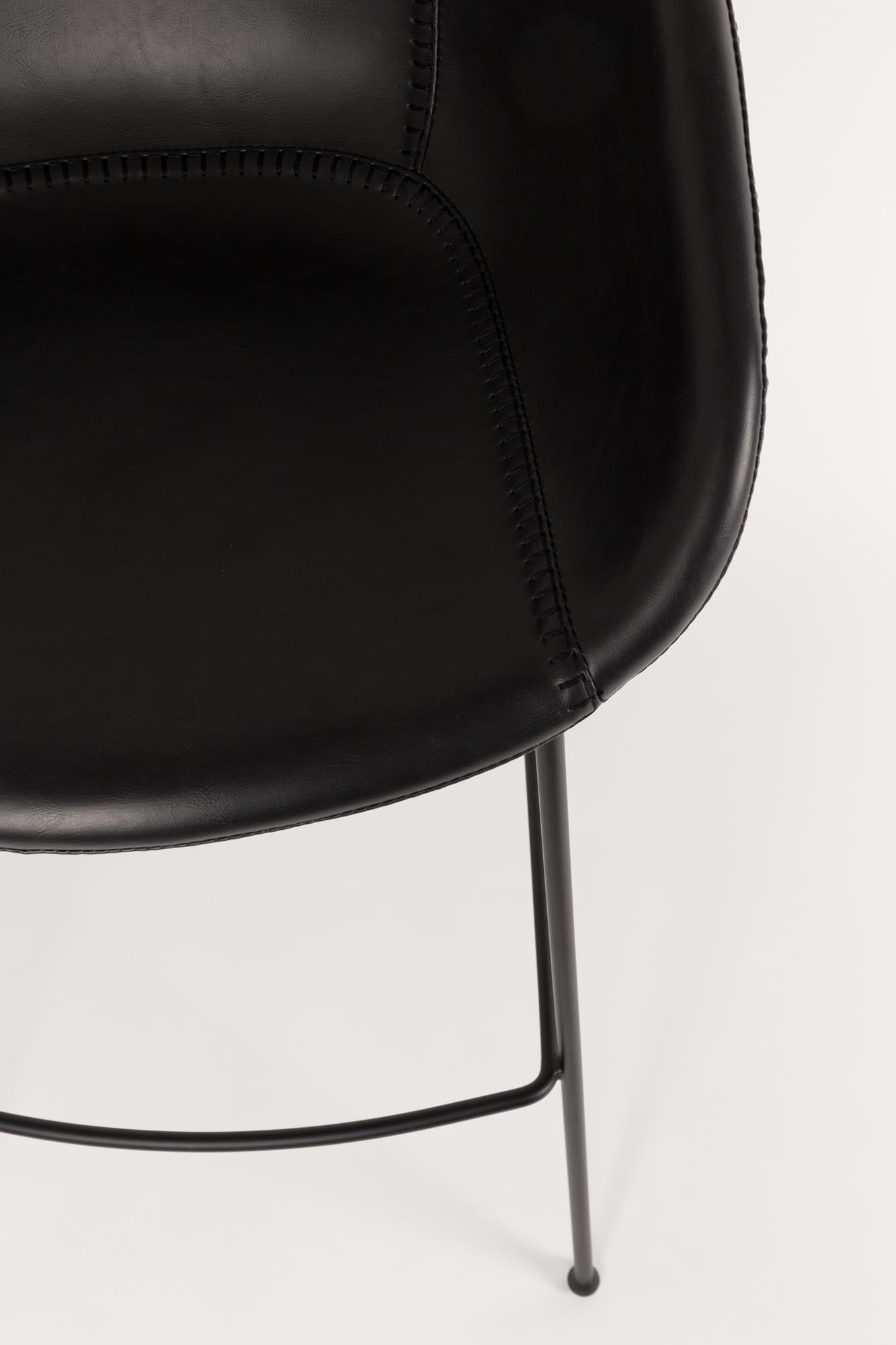Der Barstuhl Feston von Zuiver begeistert mit elegantem Design und hochwertigem PU-Leder. Höhenverstellbar und perfekt für jeden Raum.