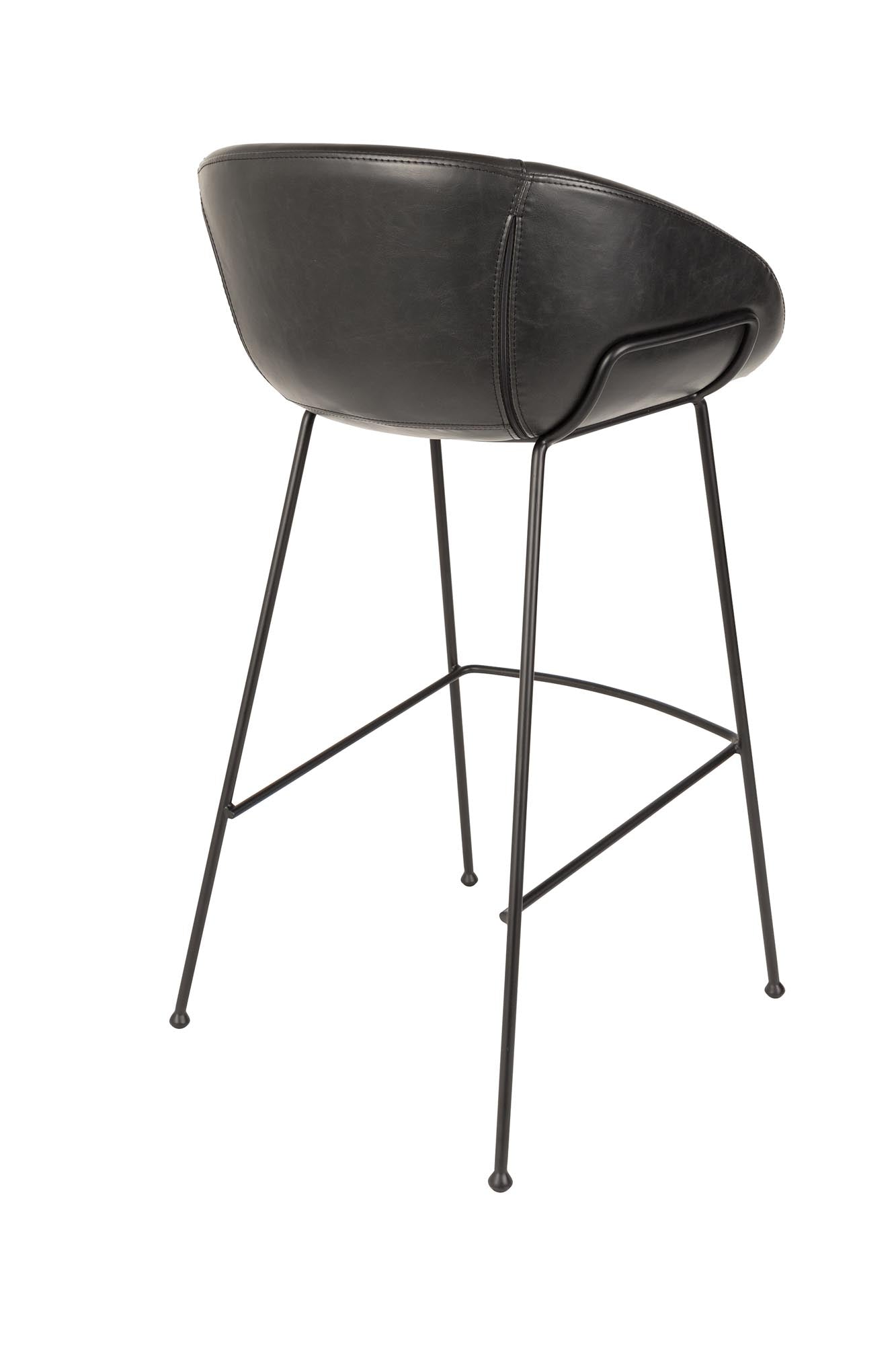 Entdecken Sie den Barstuhl Feston von Zuiver – eine elegante Kombination aus modernem Design und hohem Sitzkomfort für Ihre Bar oder Küche.