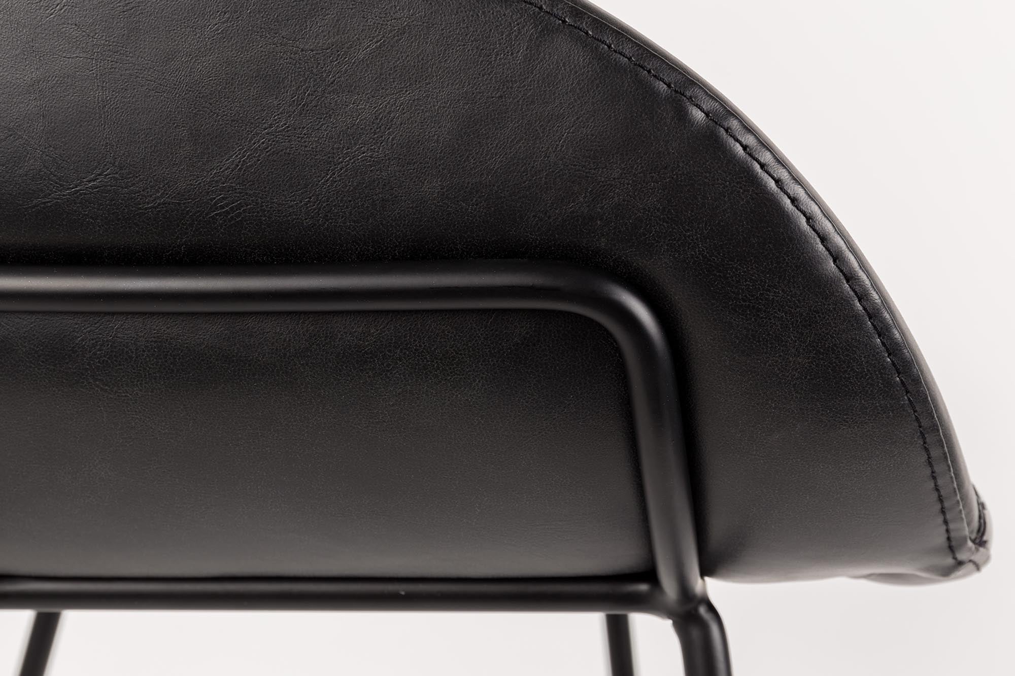 Der Barstuhl Feston von Zuiver bietet modernes Design und höchsten Komfort, ideal für stilvolle Küchen und Bars.