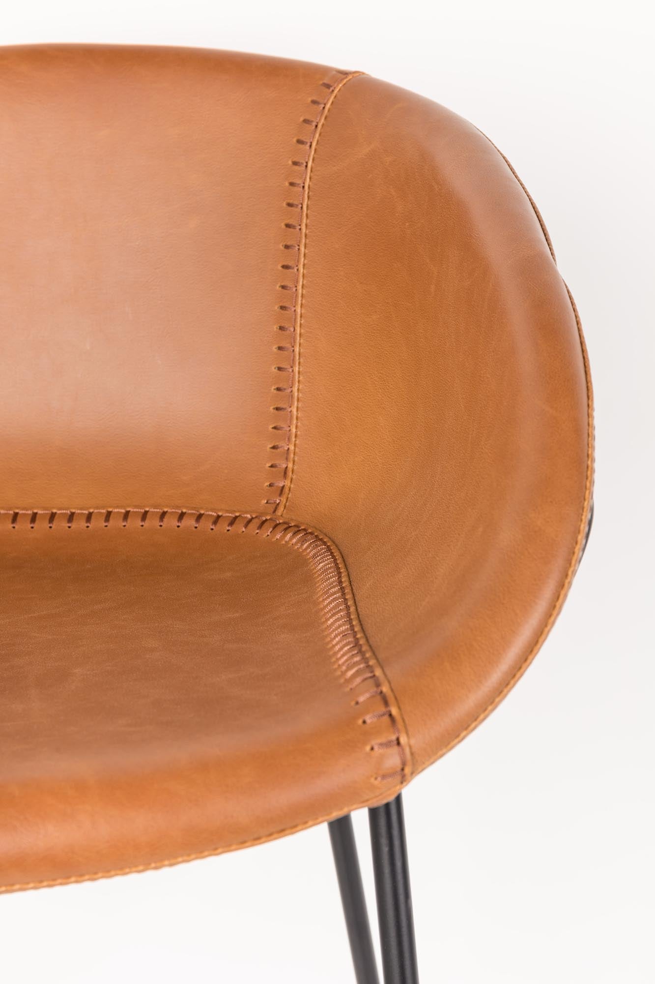 Der Barstuhl Feston von Zuiver kombiniert elegantes Design mit hervorragendem Komfort – perfekt für trendbewusste Küchen und Bars.