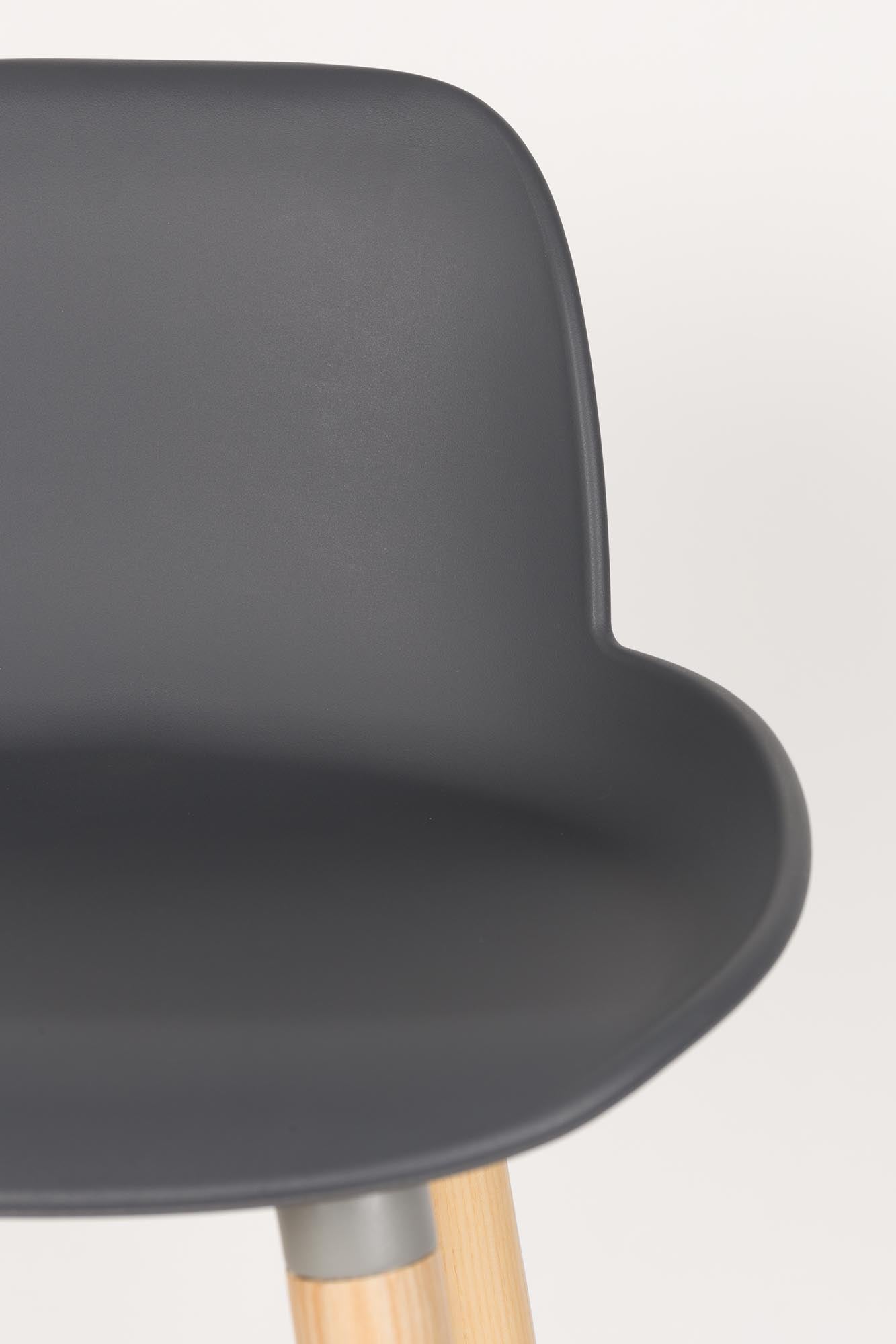 Entdecken Sie den Barstuhl Albert Kuip von Zuiver – ein elegantes Design, das Komfort und Funktionalität vereint. Ideal für jede Bar oder Küche.