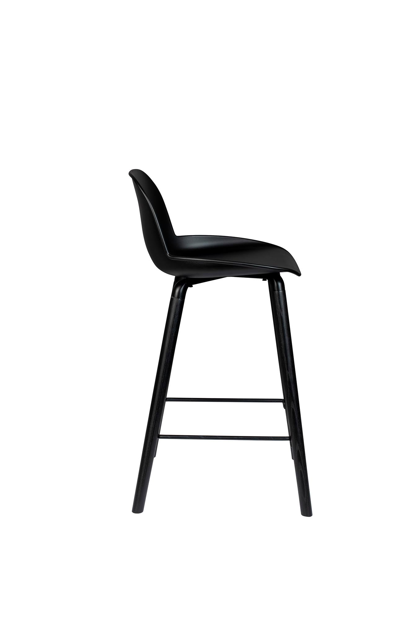 Der Barstuhl Albert Kuip von Zuiver vereint modernes Design mit Komfort und ist die perfekte Ergänzung für jede Bar oder Küche.