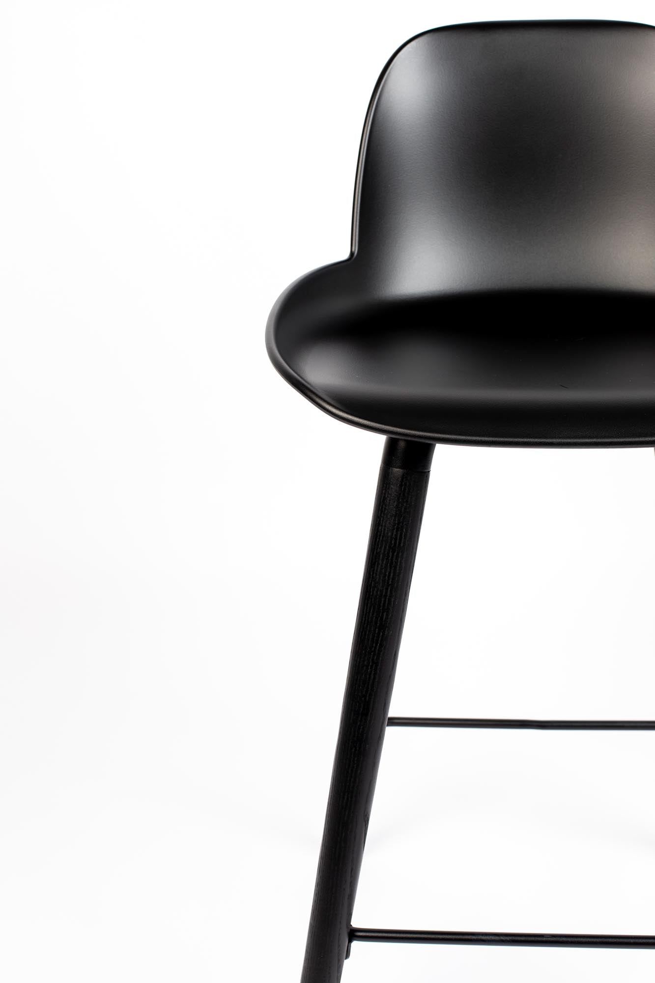 Stylischer Barstuhl Albert Kuip von Zuiver: zeitgemäß, robust, bequem, in vielfältigen Farben erhältlich – perfekt für Ihre Bar oder Küche.