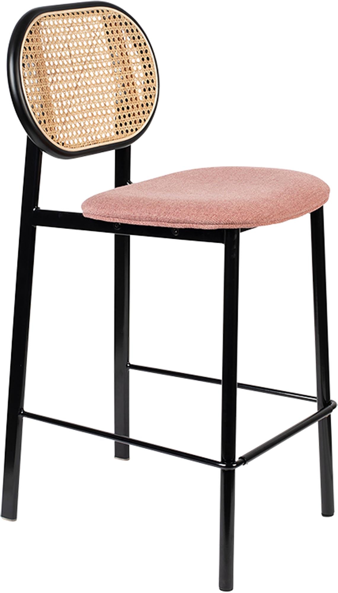 Der Barstuhl Spike von Zuiver vereint modernes Design mit Komfort. Hochwertiges Rattan und stabile Buchenholzbeine in verschiedenen Farben.