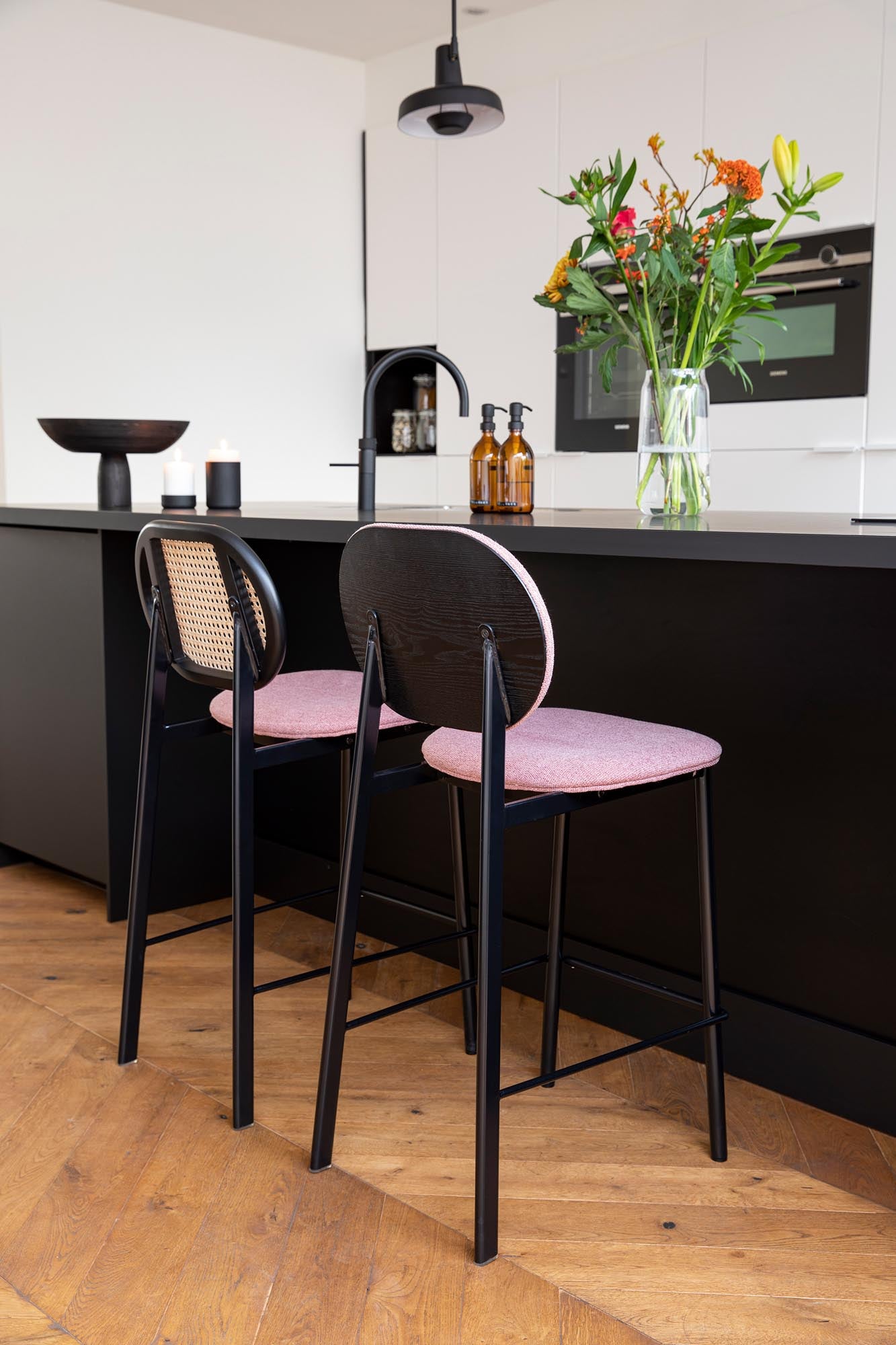 Entdecken Sie den Barstuhl Spike von Zuiver: Stilvolles Rattan, robuste Buchenholzbeine und ergonomische Form in vielfältigen Farben.