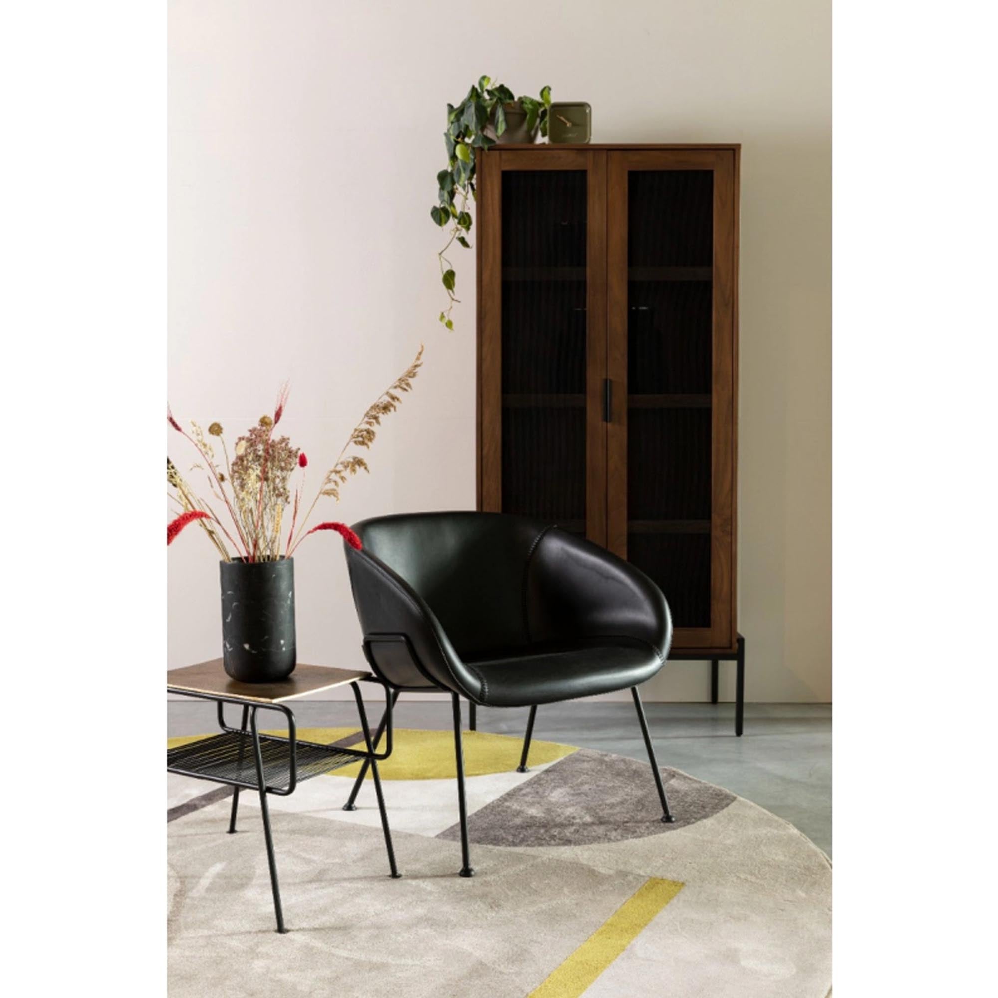 Entspannen Sie stilvoll im Lounge Sessel Feston von Zuiver. Hochwertiges PU Leder, ergonomisches Design und zeitlose Eleganz für Ihr Zuhause.