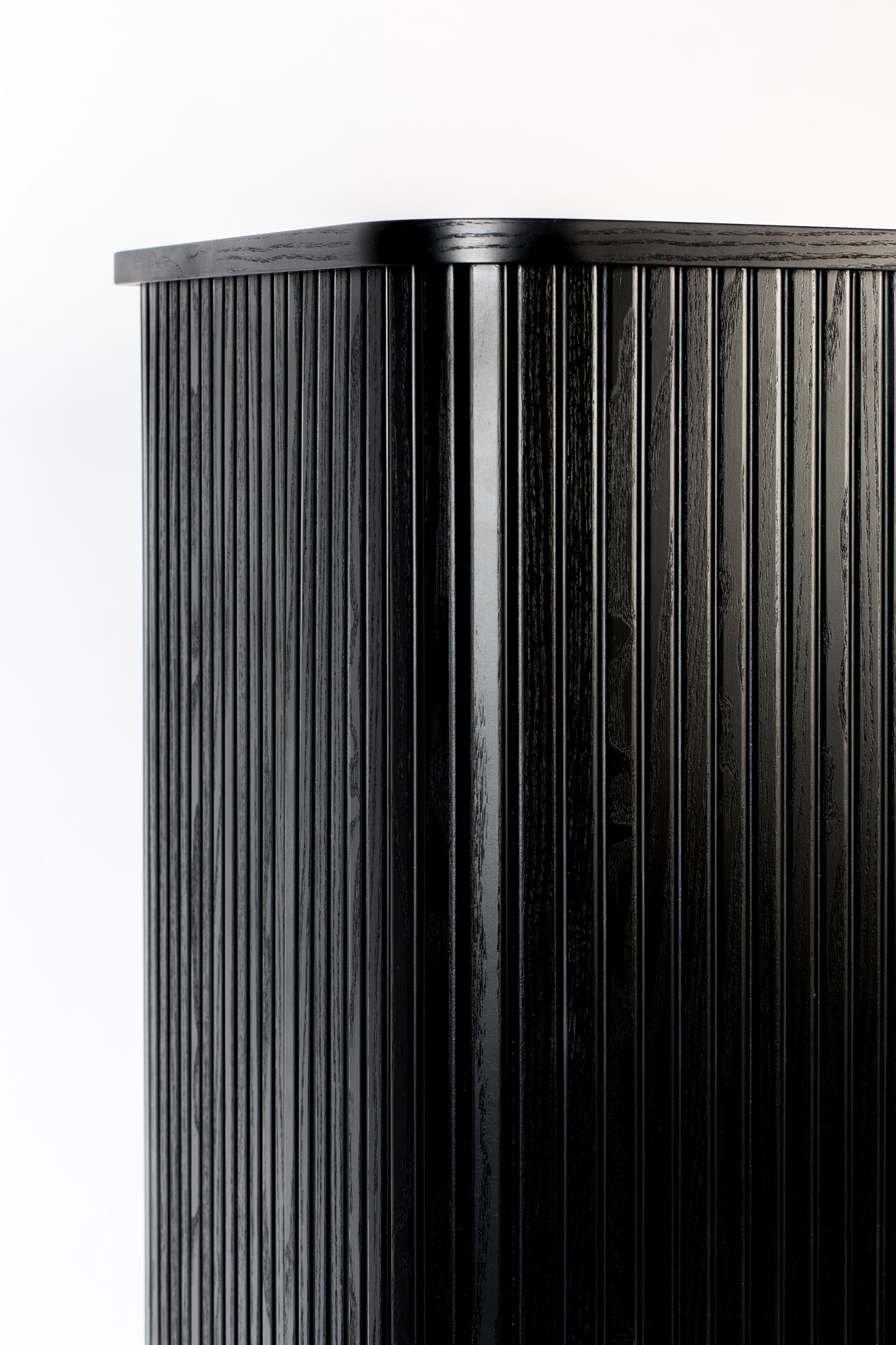 Entdecken Sie das Sideboard Barbier von Zuiver: Stilvolles Retro-Design vereint mit praktischen Stauraumlösungen für Ihr Zuhause.