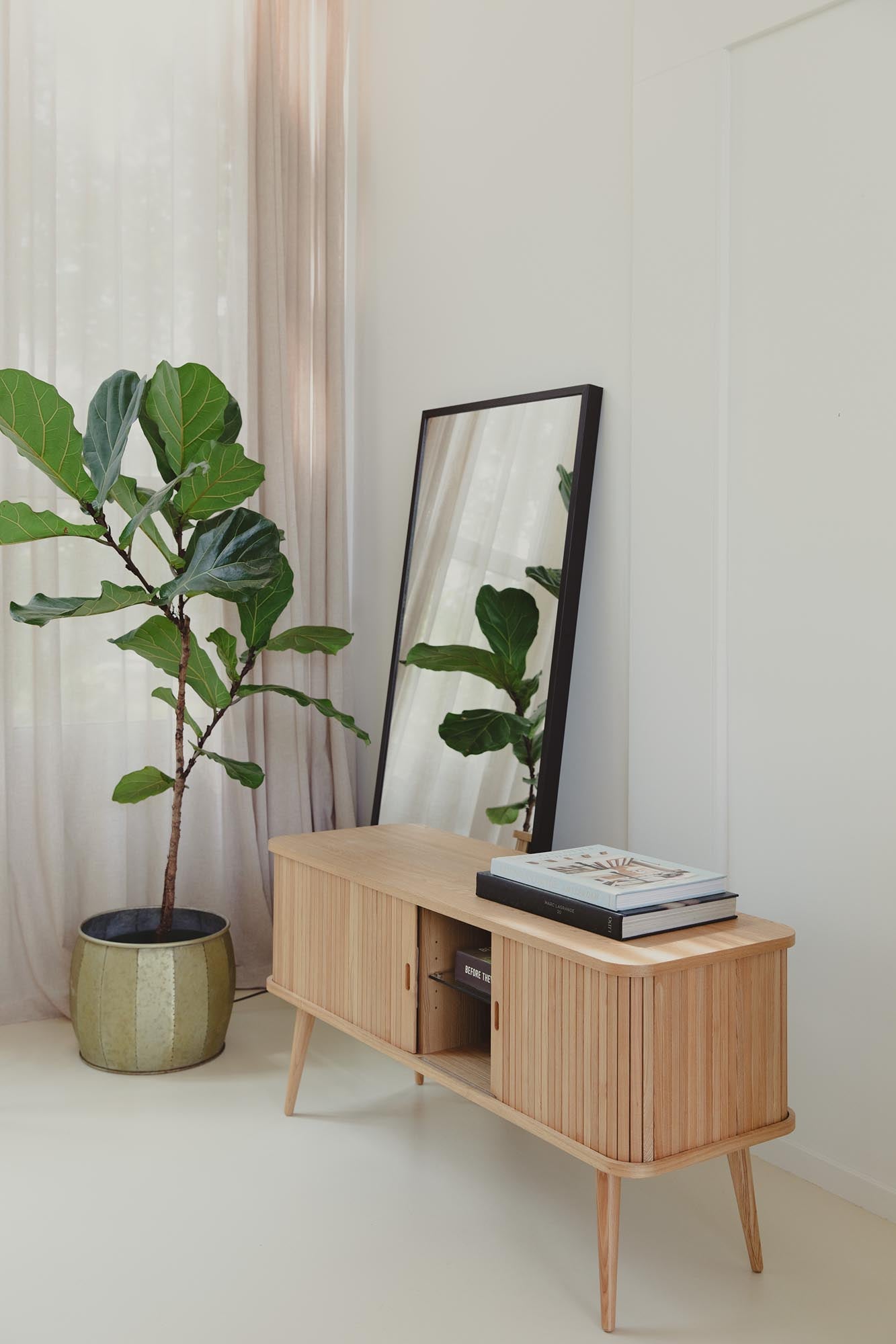 Das Sideboard Barbier von Zuiver vereint Funktionalität und Stil. Wählen Sie aus verschiedenen Größen und hochwertigen Materialien für Ihr Zuhause.