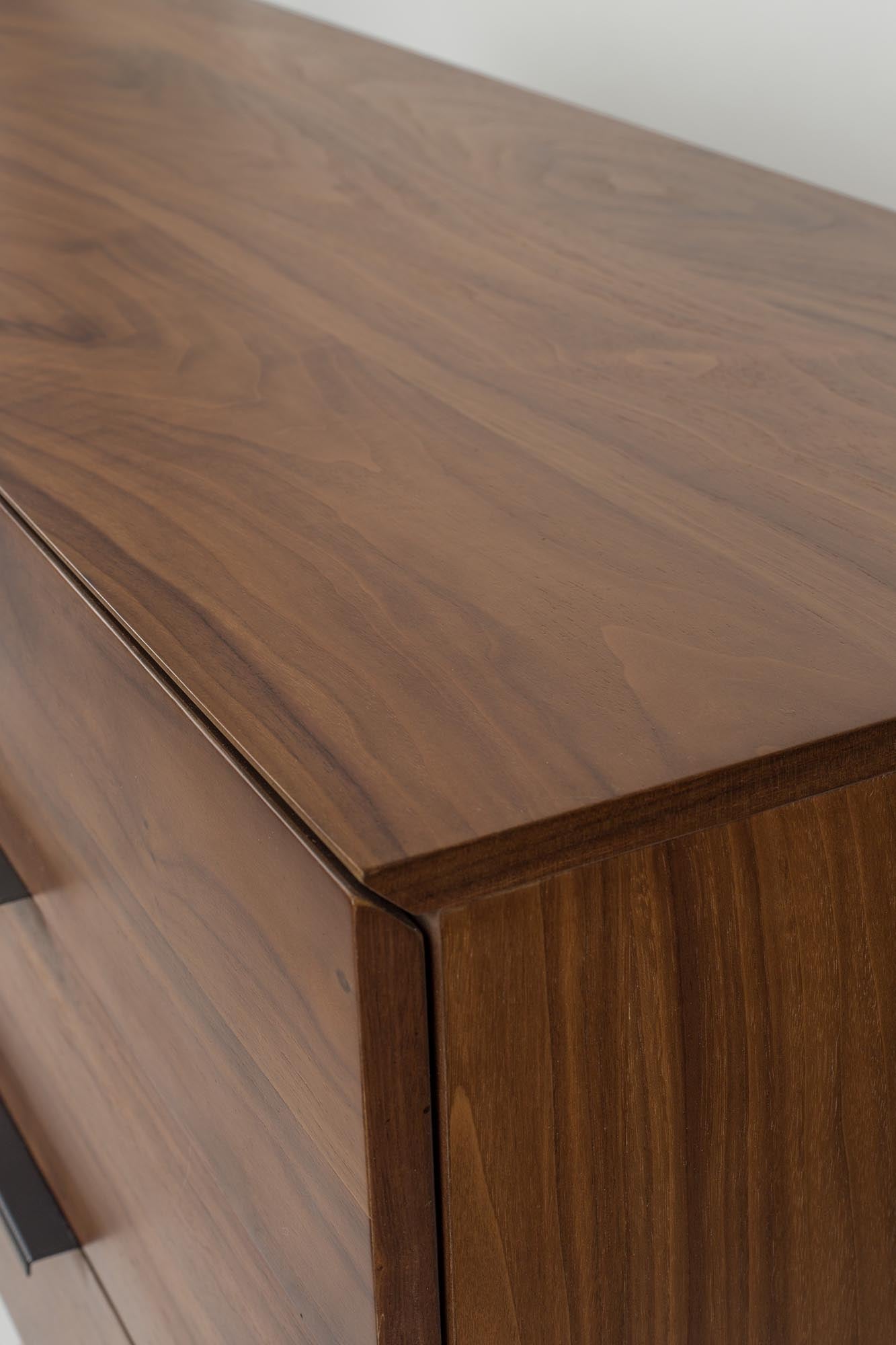 Entdecken Sie das vielseitige Sideboard "Travis" von Zuiver – in verschiedenen Farben erhältlich, ideal für Wohnzimmer und Flur, mit viel Stauraum.