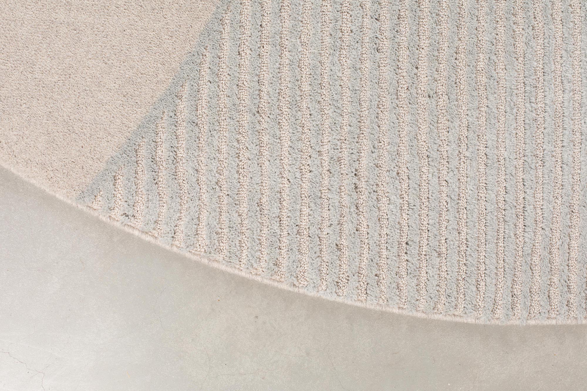 Teppich Bliss in Grau/Blau präsentiert im Onlineshop von KAQTU Design AG. Teppich ist von Zuiver