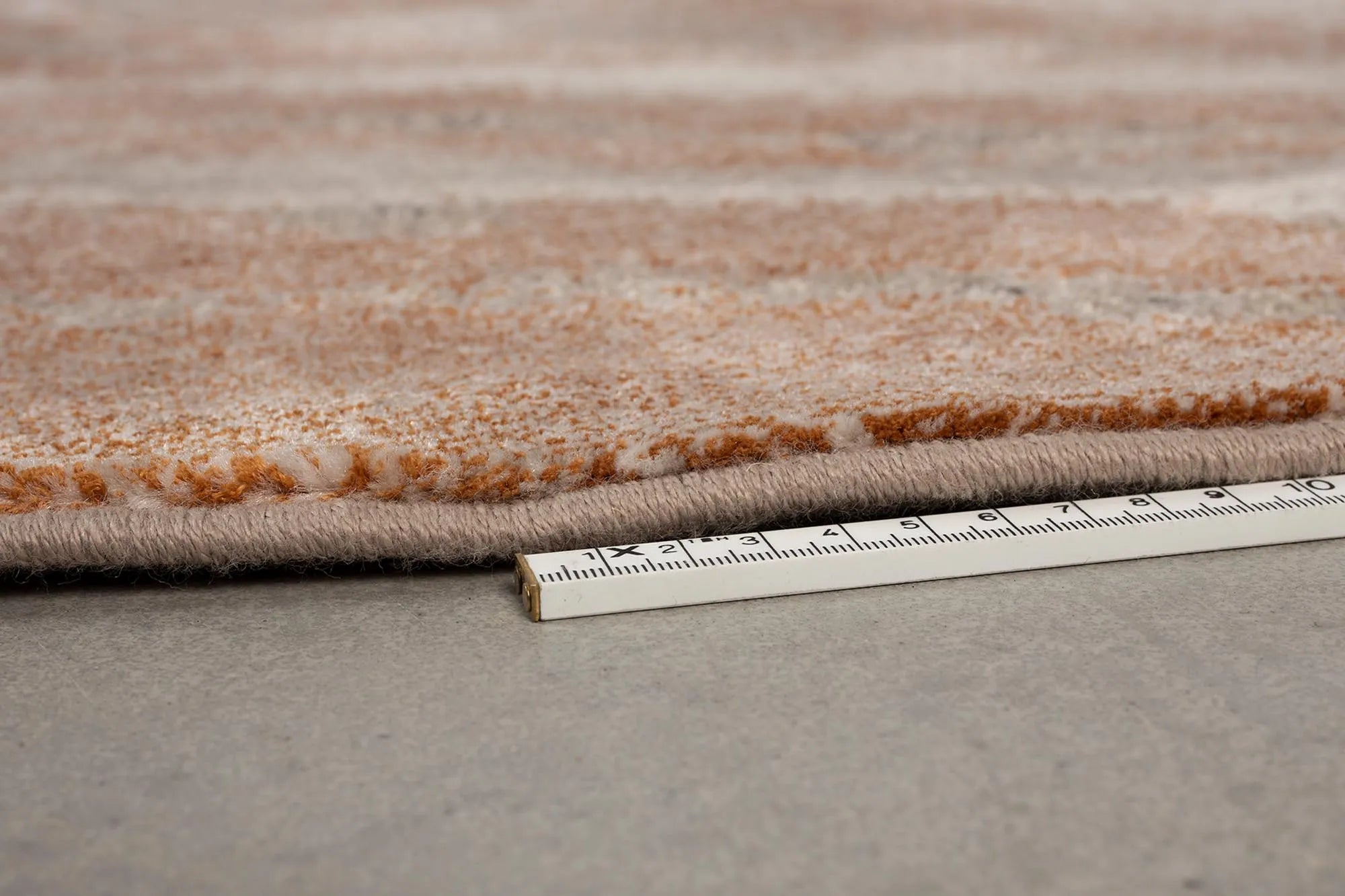 Teppich Solar in Grau/Terra präsentiert im Onlineshop von KAQTU Design AG. Teppich ist von Zuiver