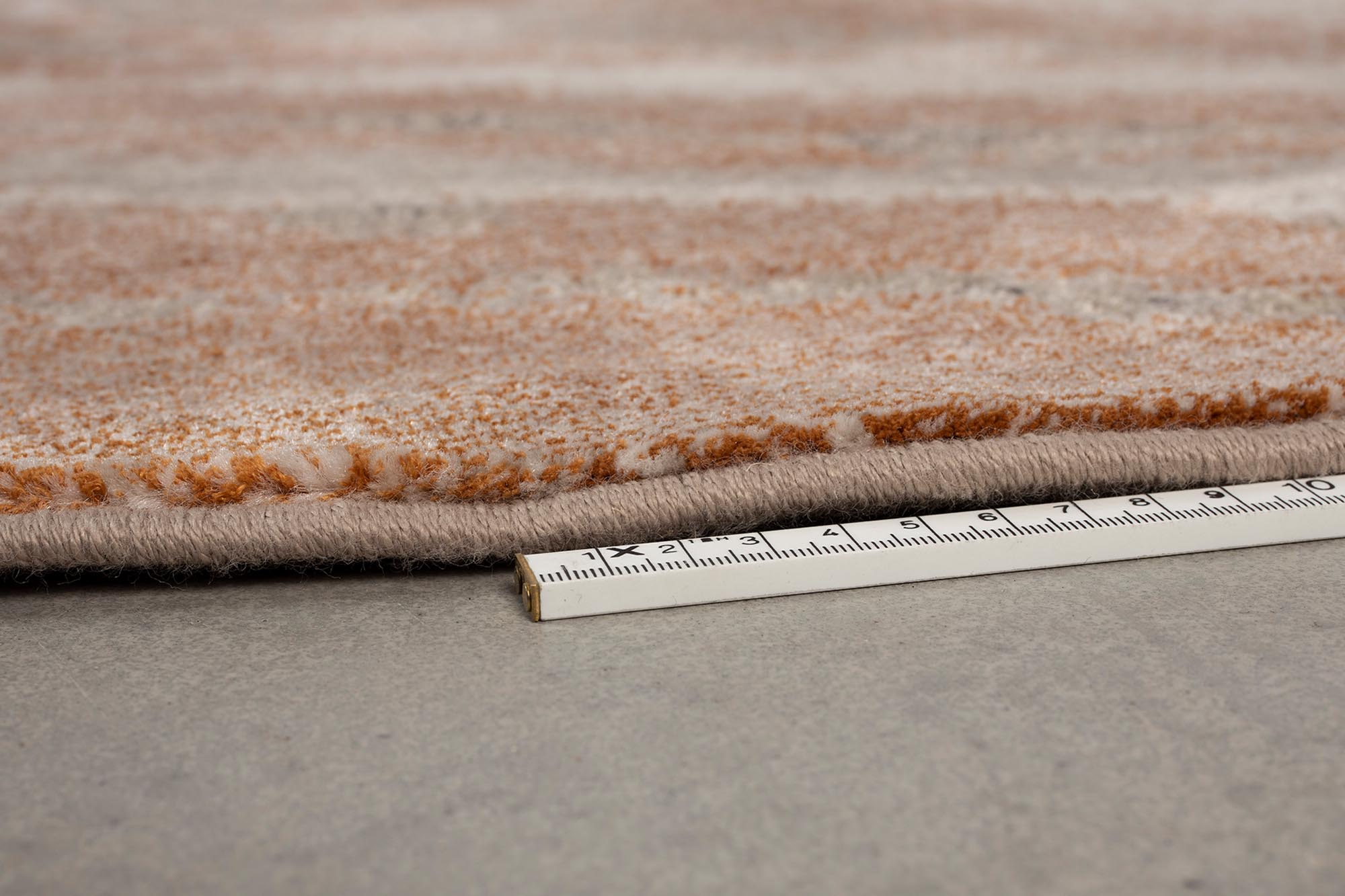 Teppich Solar in Grau/Terra präsentiert im Onlineshop von KAQTU Design AG. Teppich ist von Zuiver