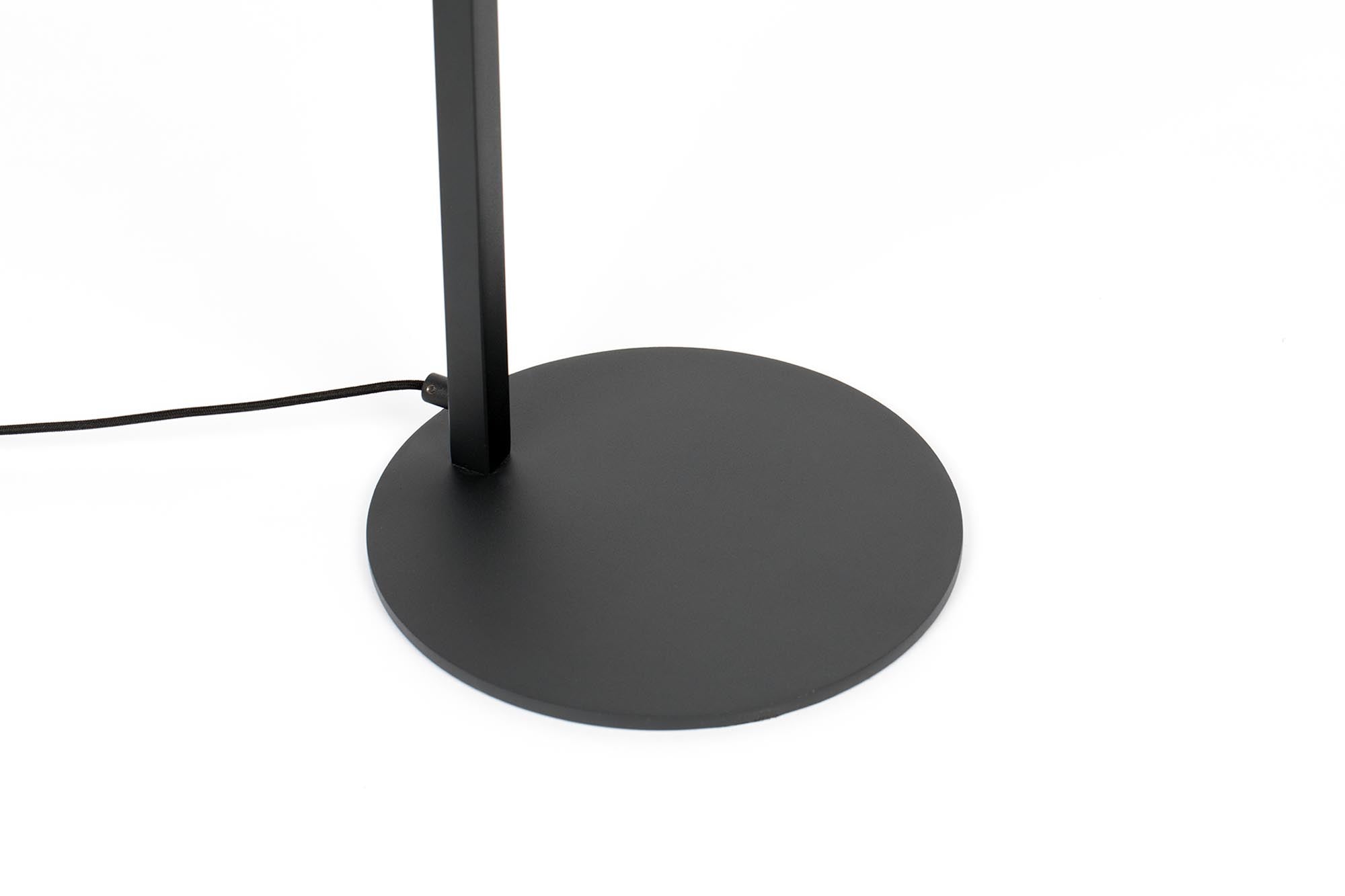 Elegante Stehleuchte Lub von Zuiver: Zeitloses Design mit hochwertigem Metall-Lampenschirm, perfekt für moderne Wohnräume.