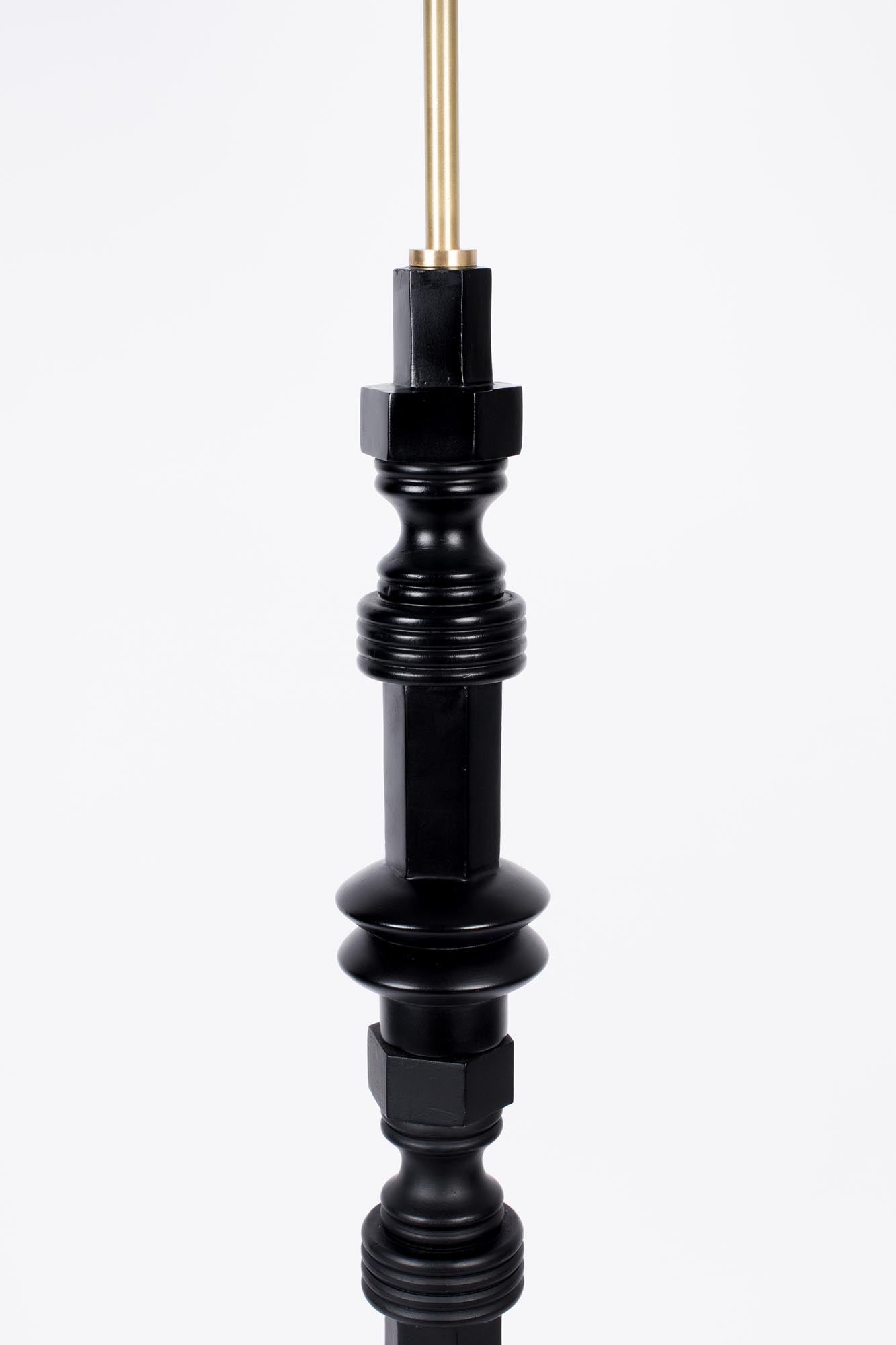 Die Zuiver Totem Stehleuchte besticht durch ihr modernes Design und ihre Funktionalität, ein eleganter Akzent für Ihr Zuhause.