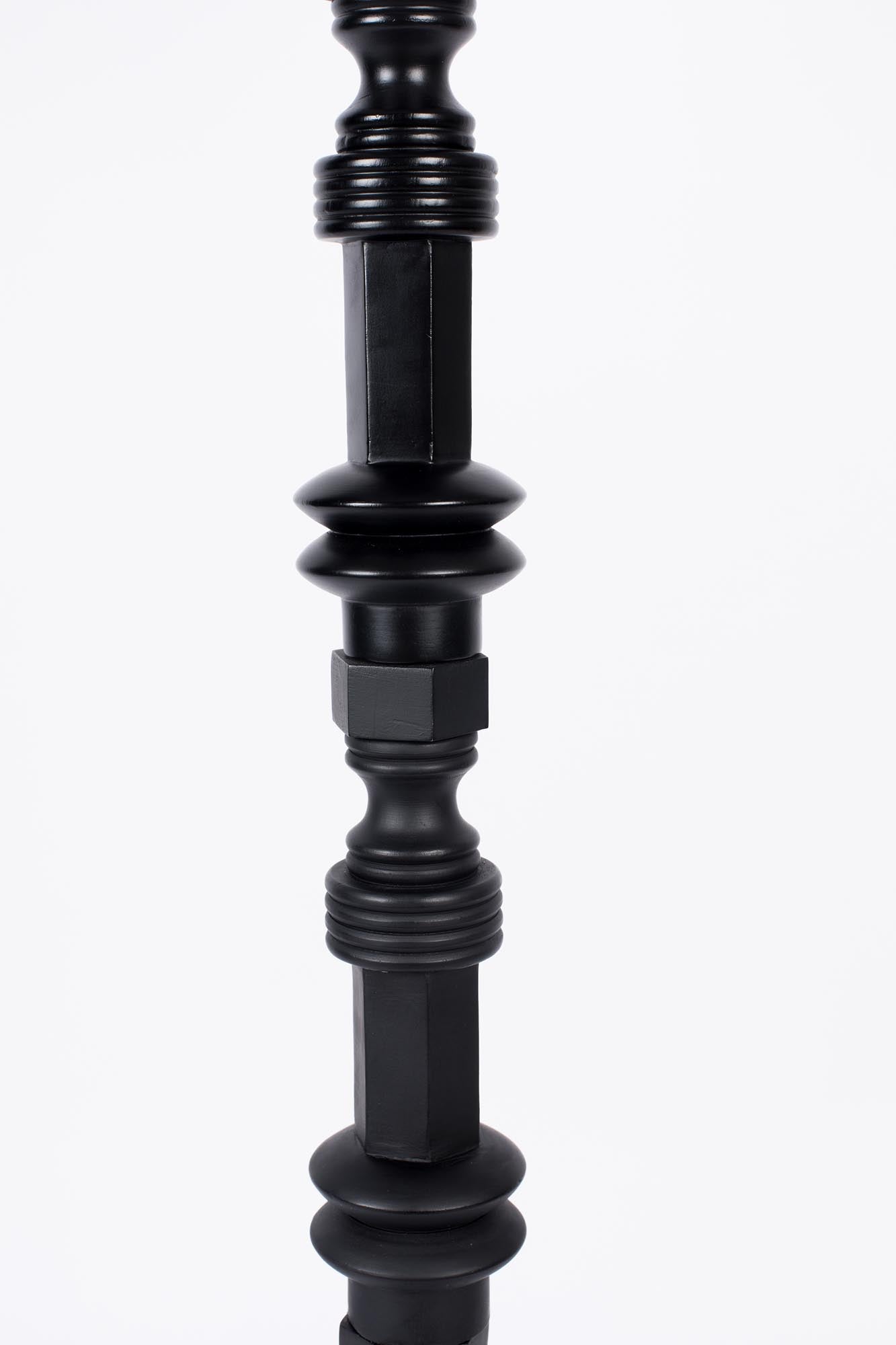 Die Totem Stehleuchte von Zuiver vereint modernes Design mit Funktionalität und setzt stilvolle Akzente in jedem Raum.