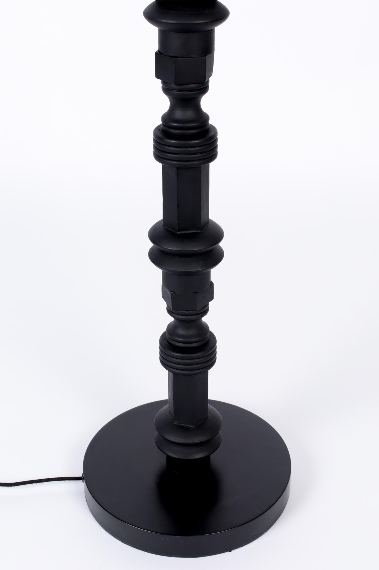 Die Zuiver Totem Stehleuchte besticht durch ihr modernes Design und ihre Funktionalität, ideal für stilvolle Raumakzente.