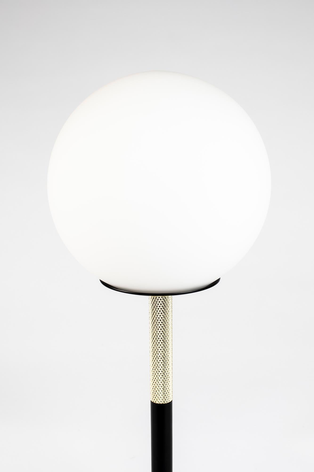 Die Tischleuchte Orion von Zuiver vereint elegantes Design und warmes Licht. Perfekt für jeden Raum, ein echter Blickfang!