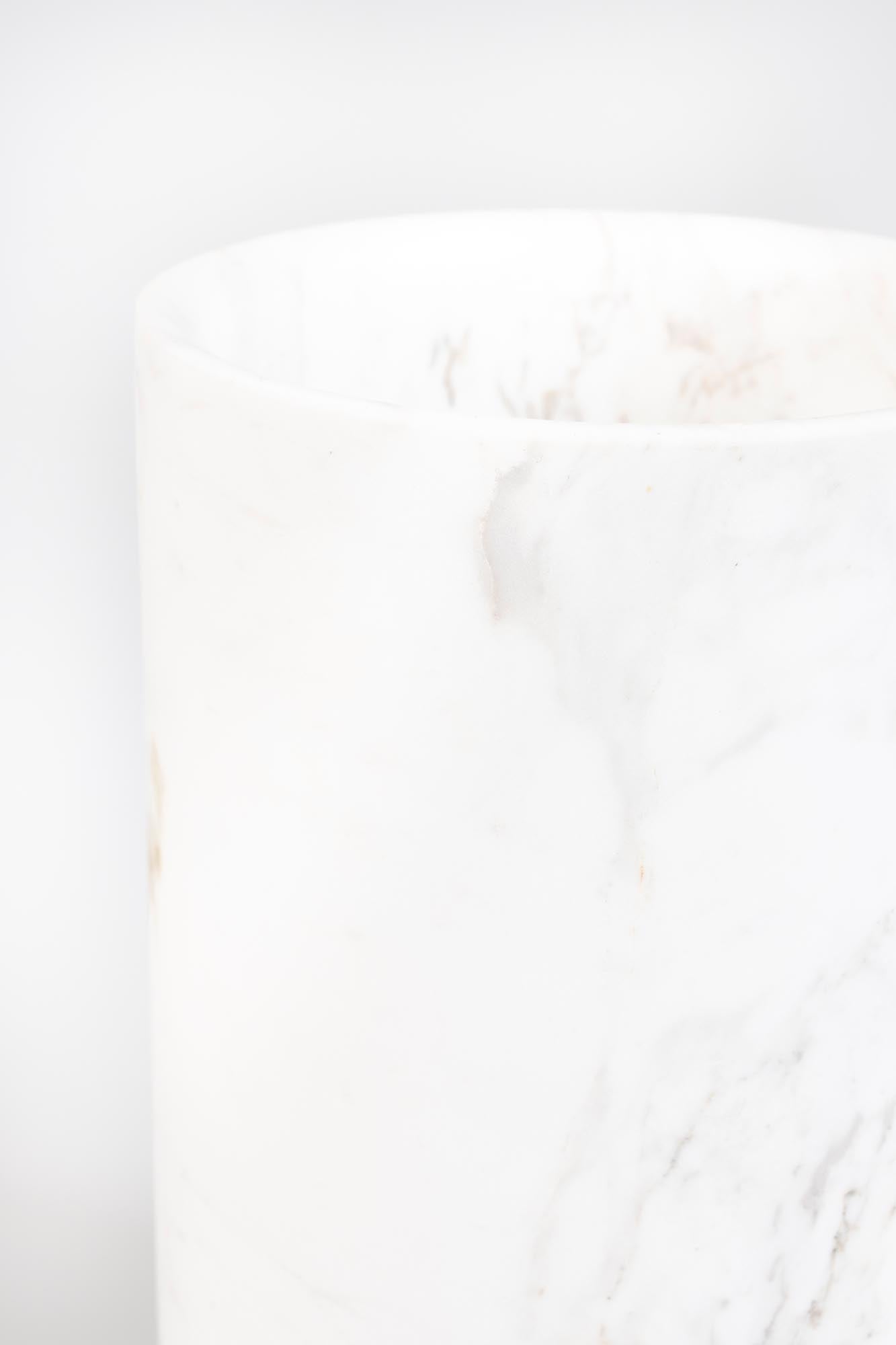 Entdecken Sie die elegante Vase Fajen von Zuiver – ein zeitloses Wohnaccessoire, das jedem Raum Stil und Charme verleiht. Ideal für Blumen und Dekoration.