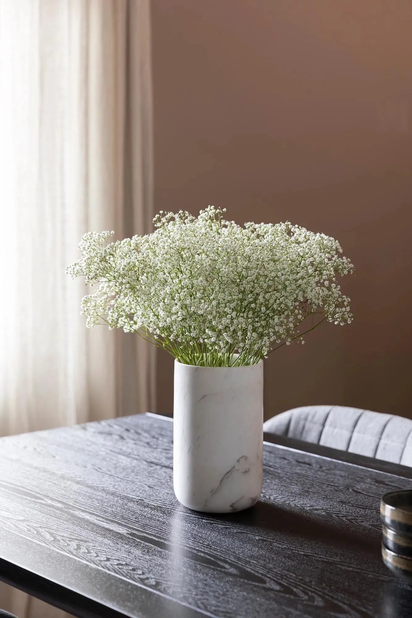 Die Vase Fajen von Zuiver: Eleganz in Form und Farbe, ideal für Blumen oder Zweige. Zeitloses Design für Tisch, Kommode oder Sideboard.