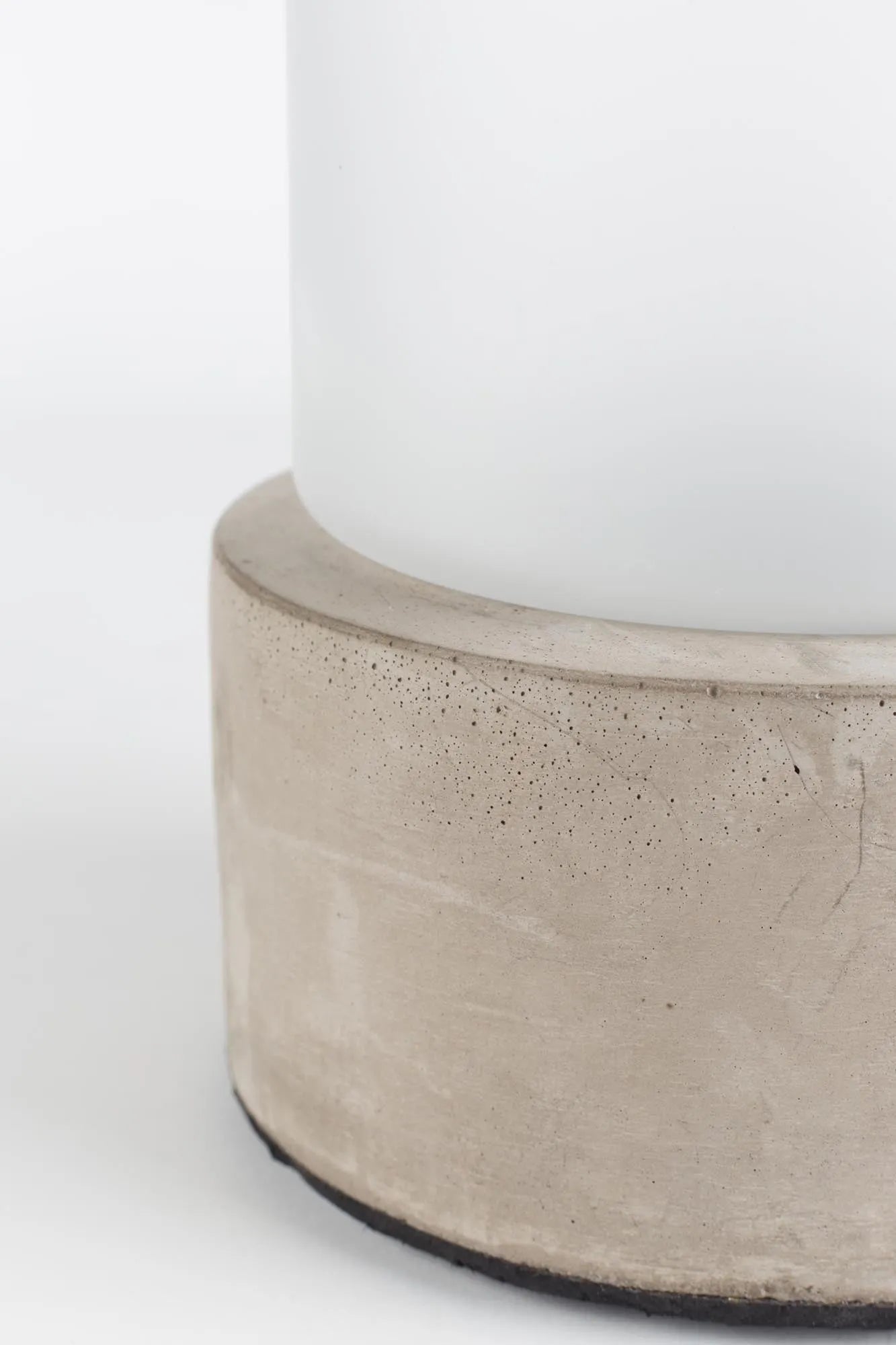 Zuiver Vase Reina: Modernes Design aus Glas und Beton für Ihr Zuhause.