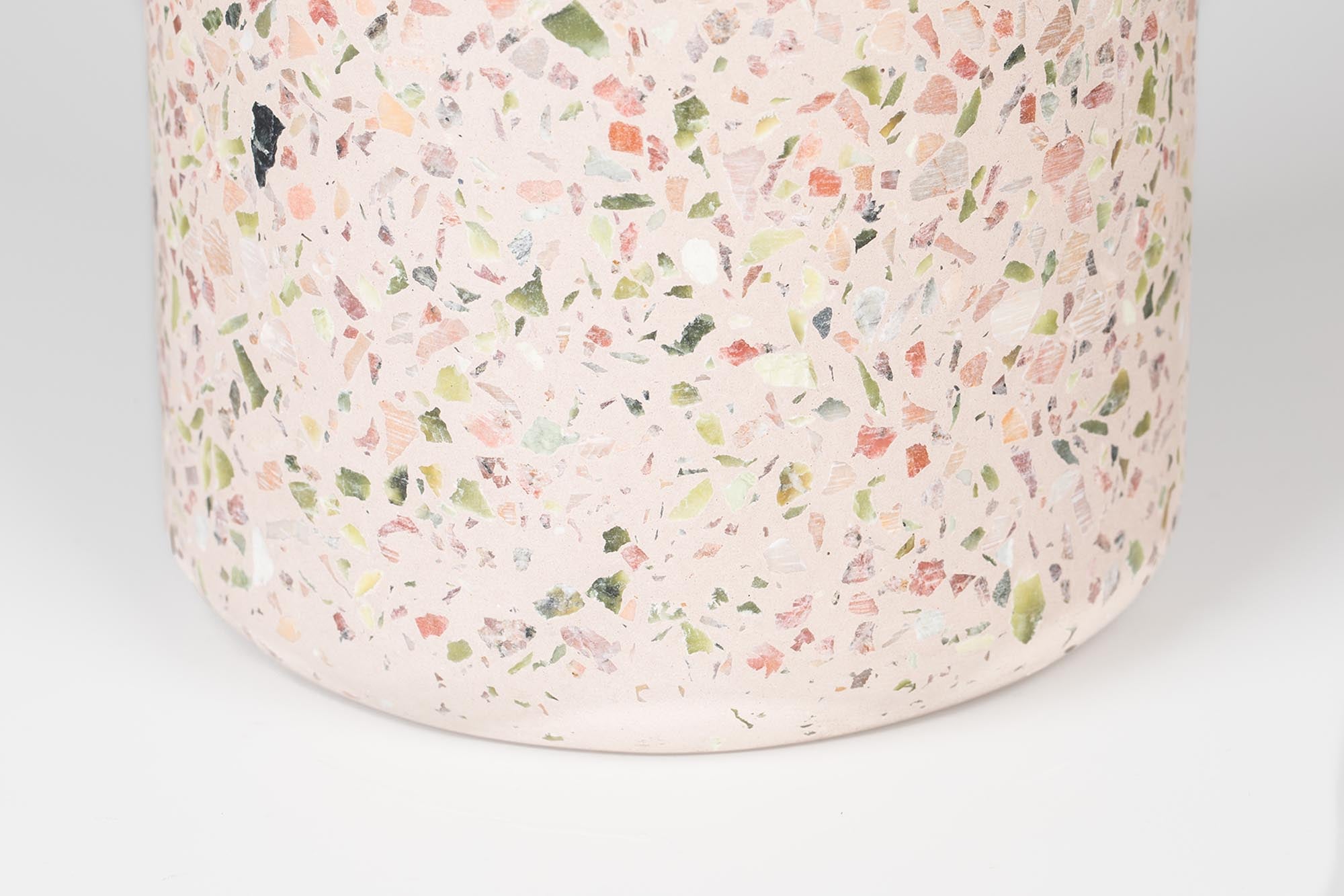 Entdecken Sie die elegante Vase Fajen von Zuiver – ein zeitloses Wohnaccessoire in verschiedenen Farben und Größen, ideal für frische Blumen und stilvolle Akzente.