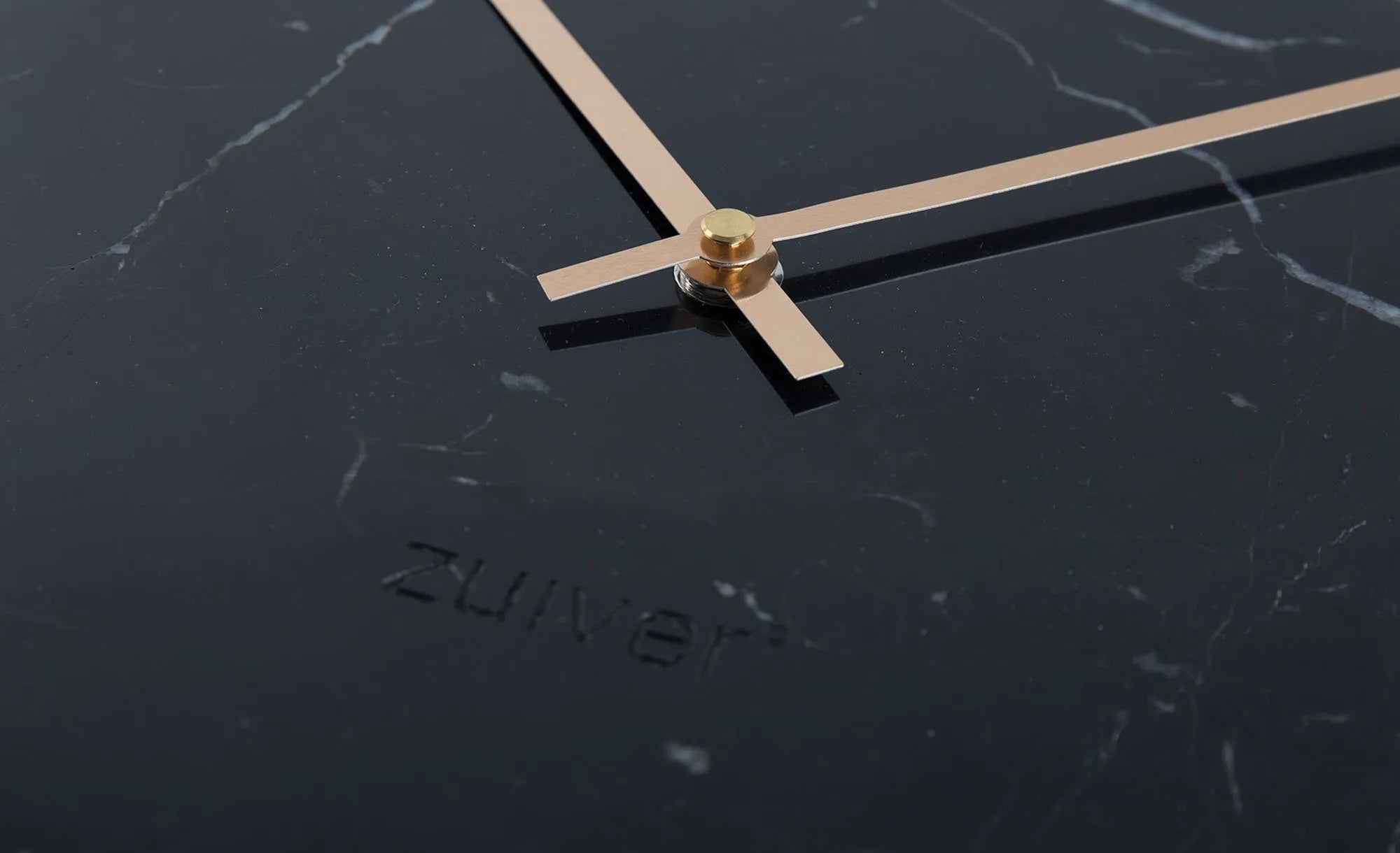 Stilvolle Zuiver Time Marble Uhr mit modernem Marmor-Look.