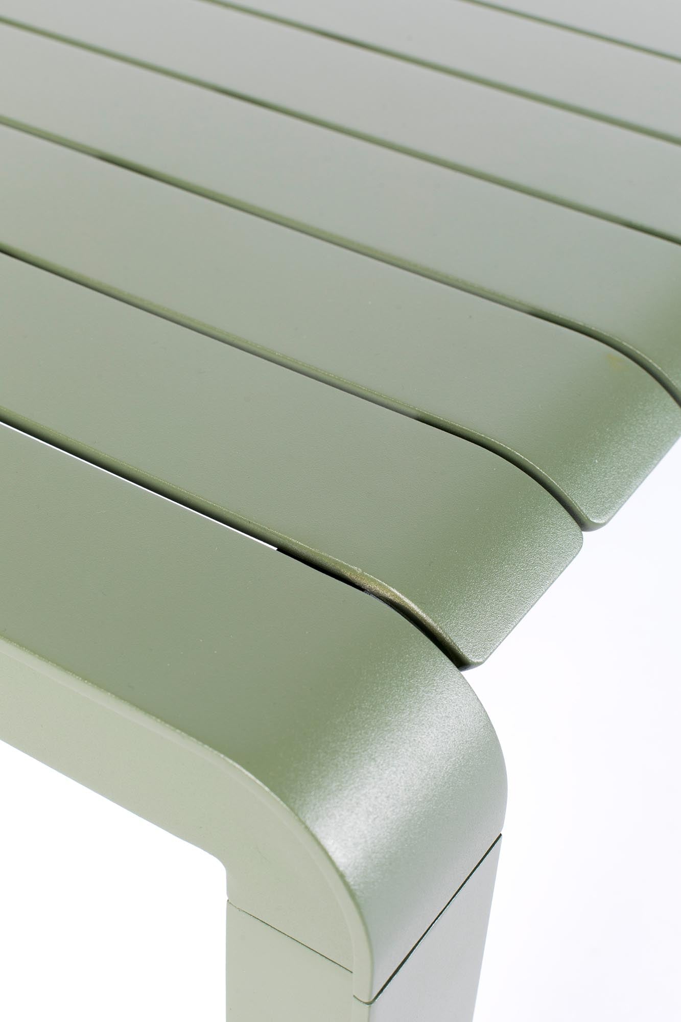 Stilvolle Gartenbank Vondel von Zuiver, gefertigt aus robustem Aluminium für Langlebigkeit und zeitloses Design im Freien.