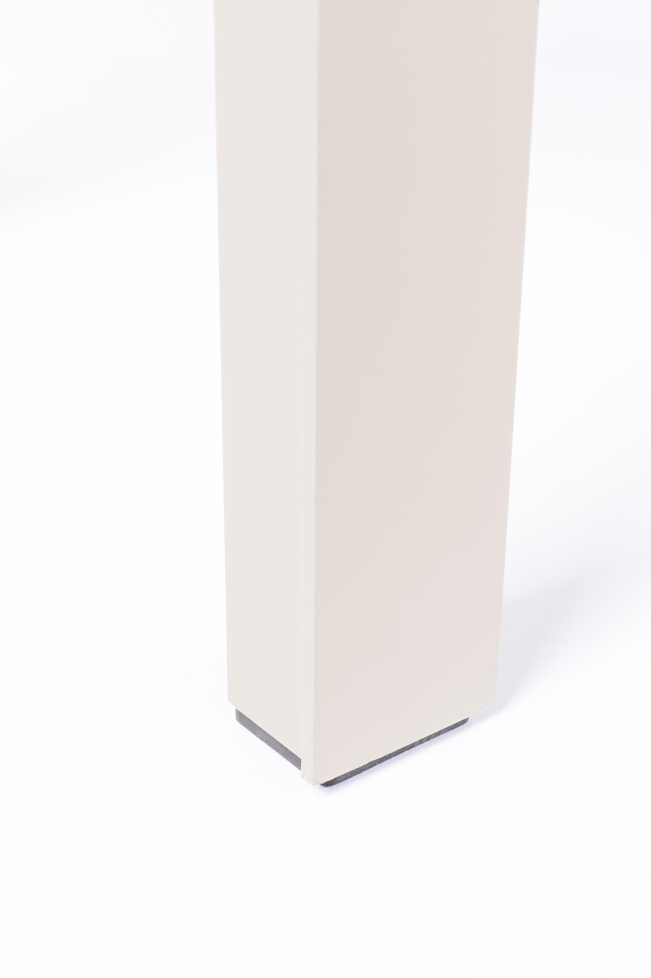 Moderne Zuiver Vondel Gartenbank aus robustem Aluminium gefertigt.