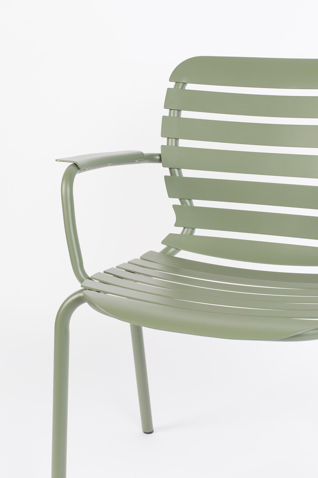Entdecken Sie den eleganten Gartenstuhl Vondel von Zuiver. Mit komfortablen Armlehnen und wetterfestem Design ideal für entspannte Stunden im Freien.