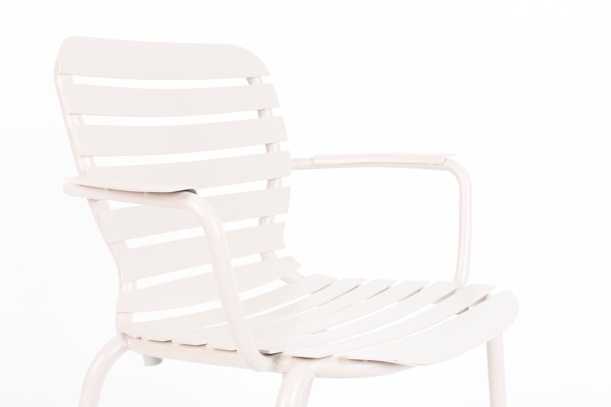 Der elegante Gartenstuhl Vondel von Zuiver vereint modernes Design mit optimalem Sitzkomfort. Perfekt für entspannte Momente im Freien.