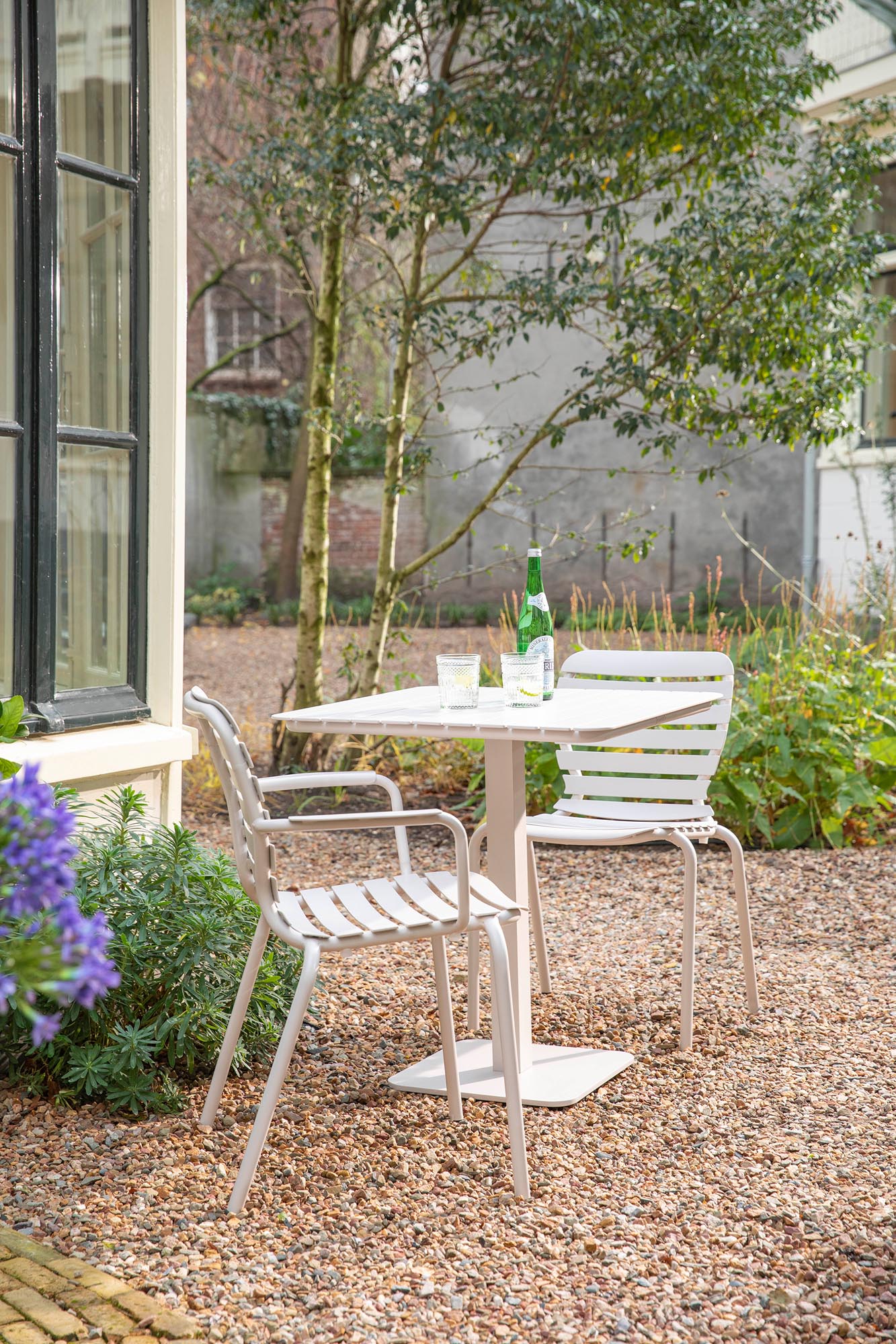 Stilvoller Gartenstuhl Vondel von Zuiver mit bequemen Armlehnen. Robustes Design in verschiedenen Farben für jeden Garten. Ideal für entspannte Stunden im Freien.