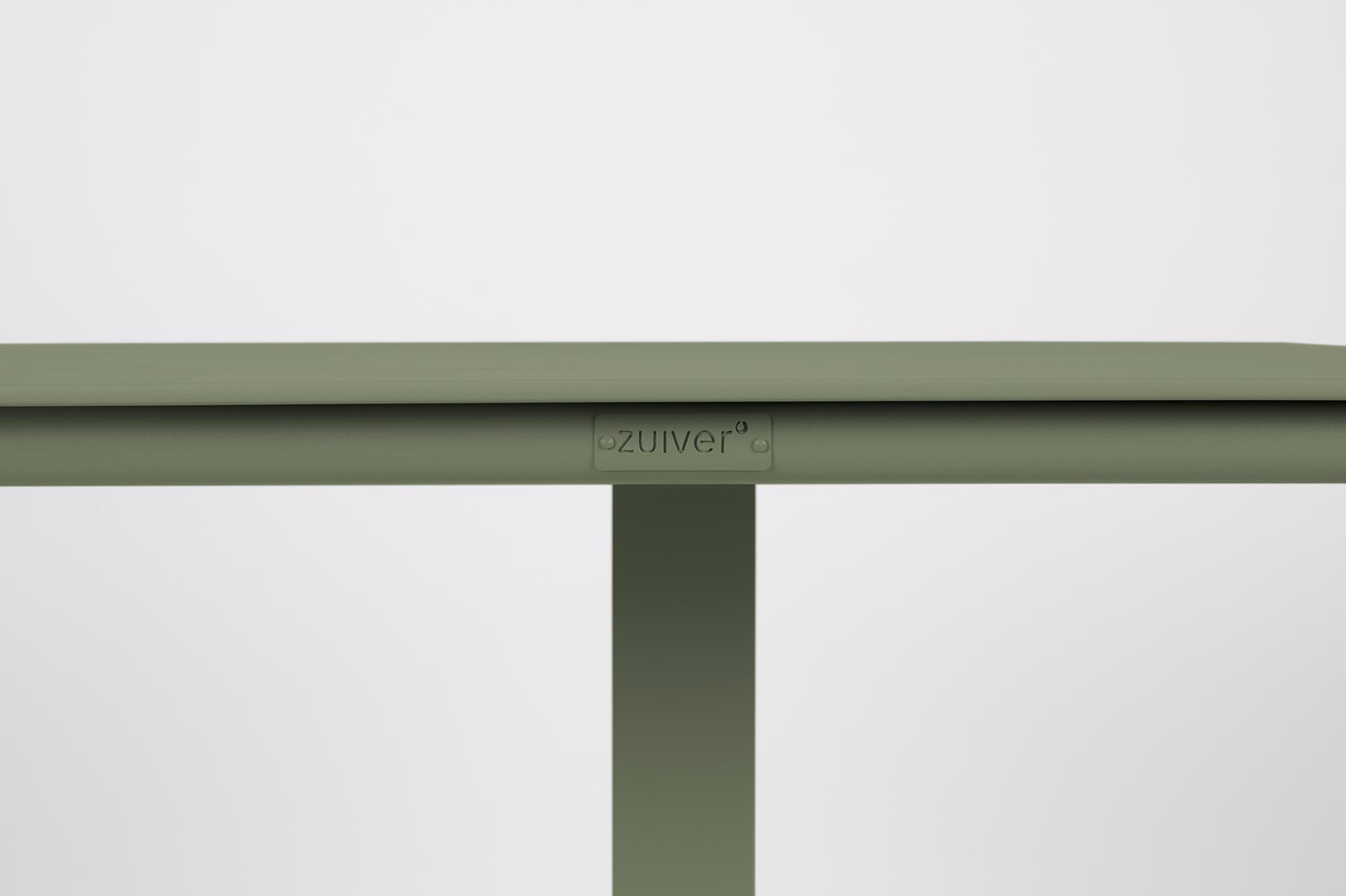 Eleganter Vondel Bistrotisch von Zuiver für stilvolle Gartenoasen.