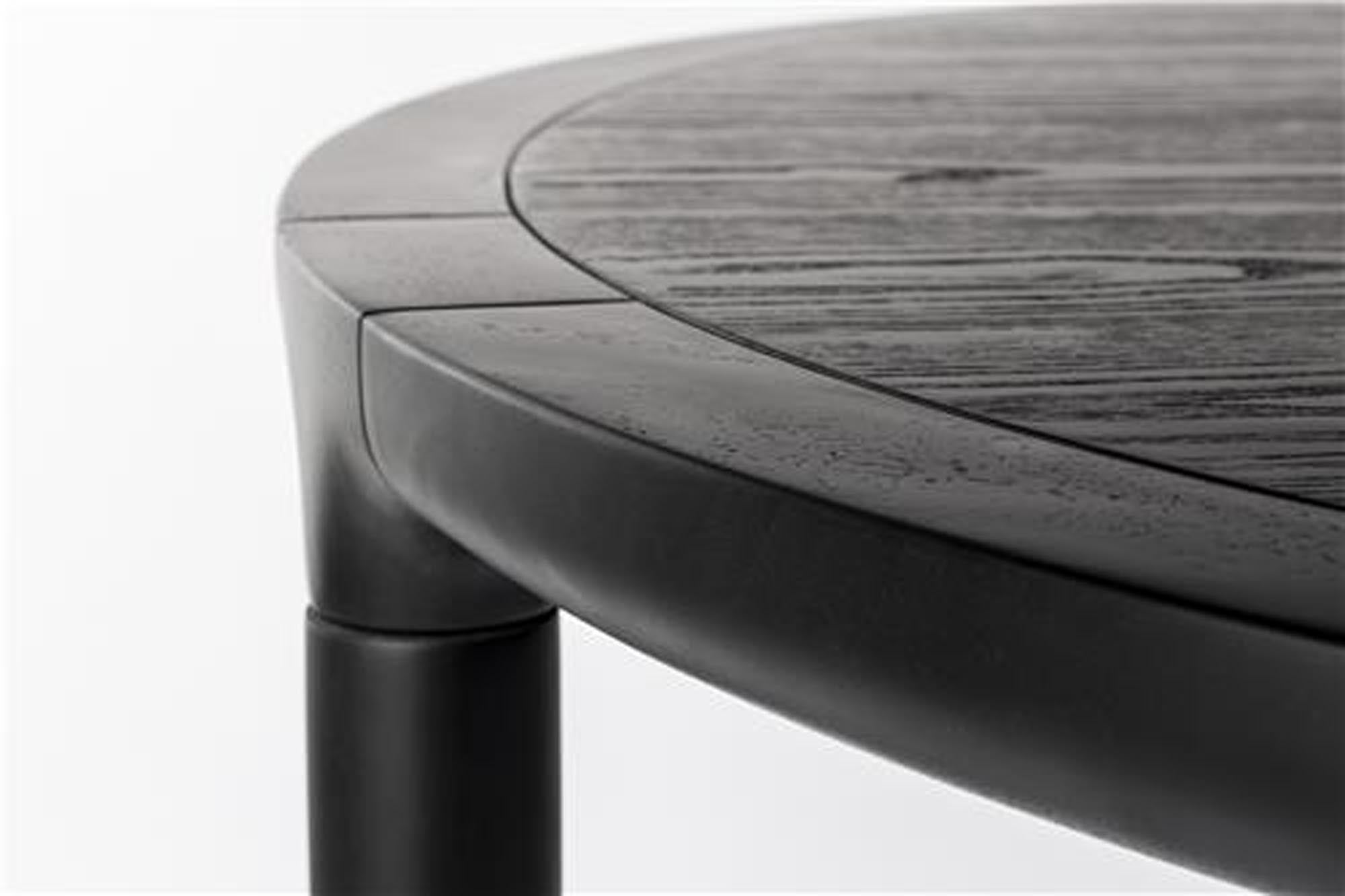 Entdecken Sie den Tisch Storm von Zuiver – ein stilvoller rechteckiger Holztisch, der modernes Design und Funktionalität vereint.