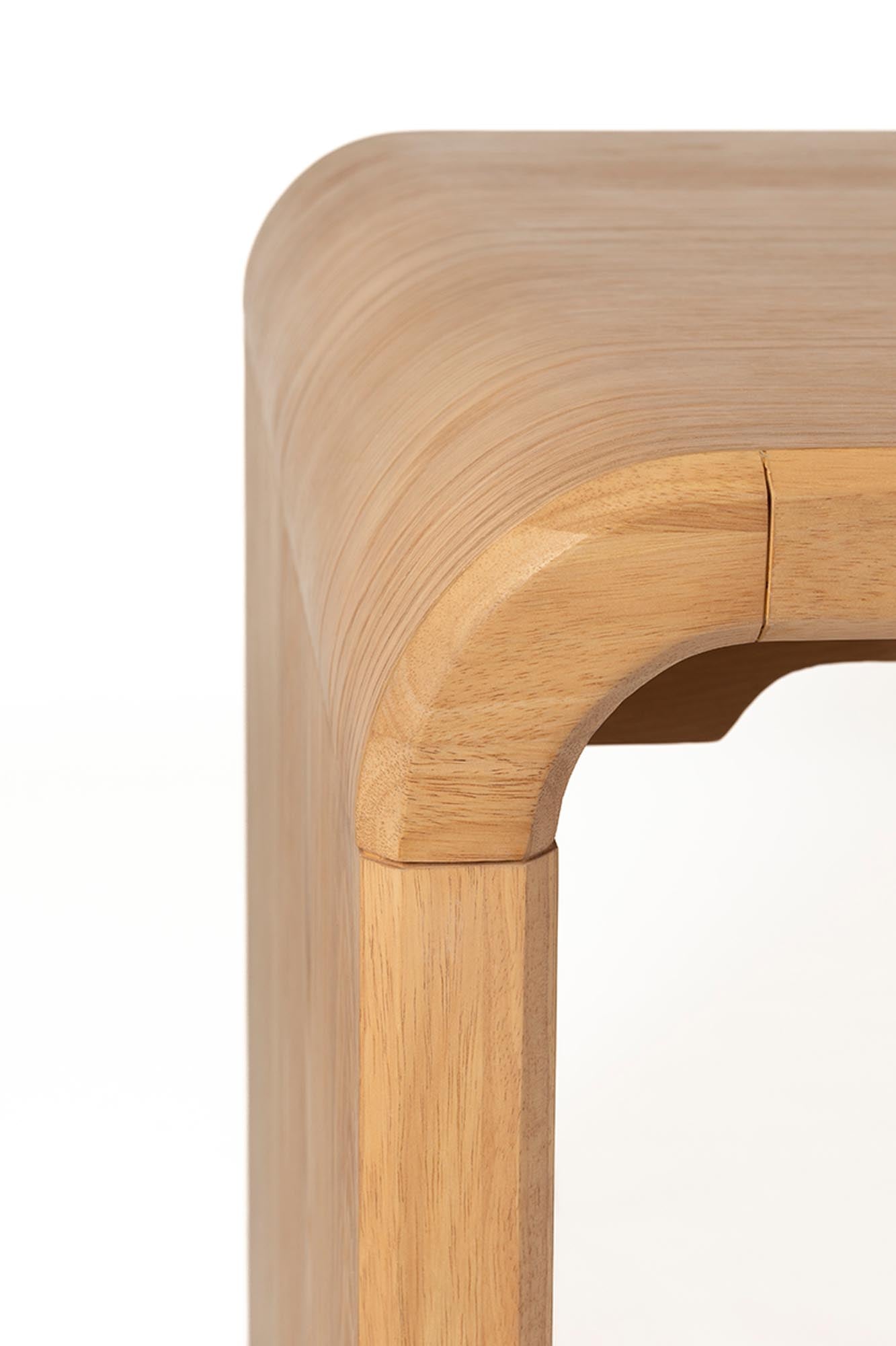 Erleben Sie den Tisch Brave von Zuiver: Stilvoller Esstisch aus robustem MDF mit einzigartiger Eichenmaserung, ideal für gesellige Momente.
