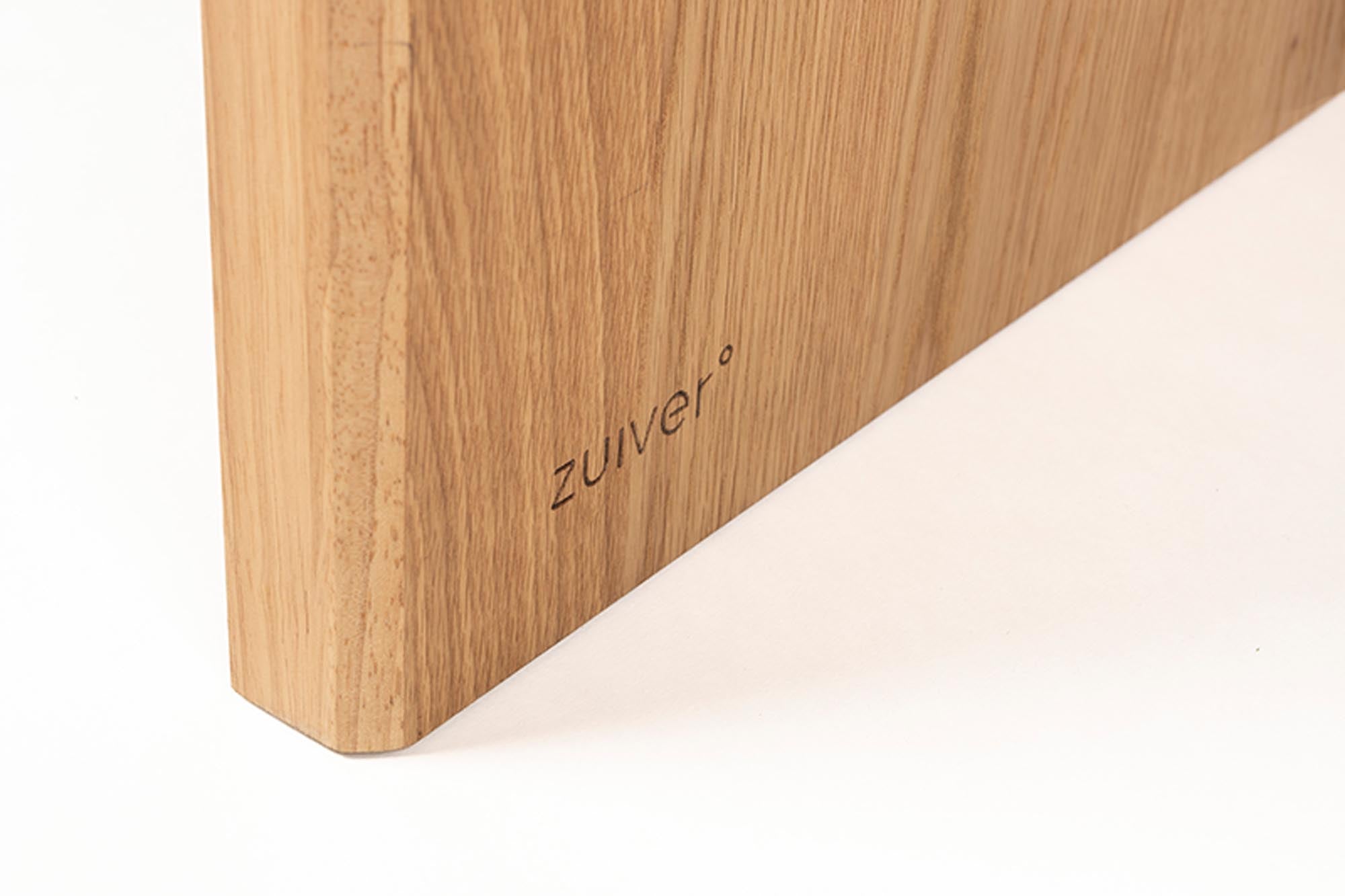 Entdecken Sie den stilvollen Tisch Brave von Zuiver: Hochwertige Materialien, einzigartige Maserung und Platz für gesellige Abende.