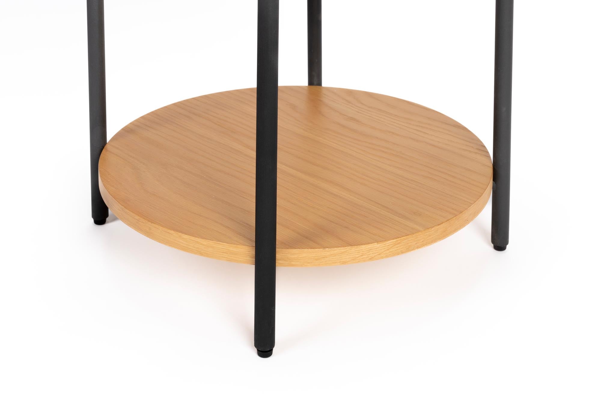 Eleganter Beistelltisch aus Eiche und Metall, ideal für modernes Wohnen. Praktische Ablage, zeitloses Design, vielseitig einsetzbar.