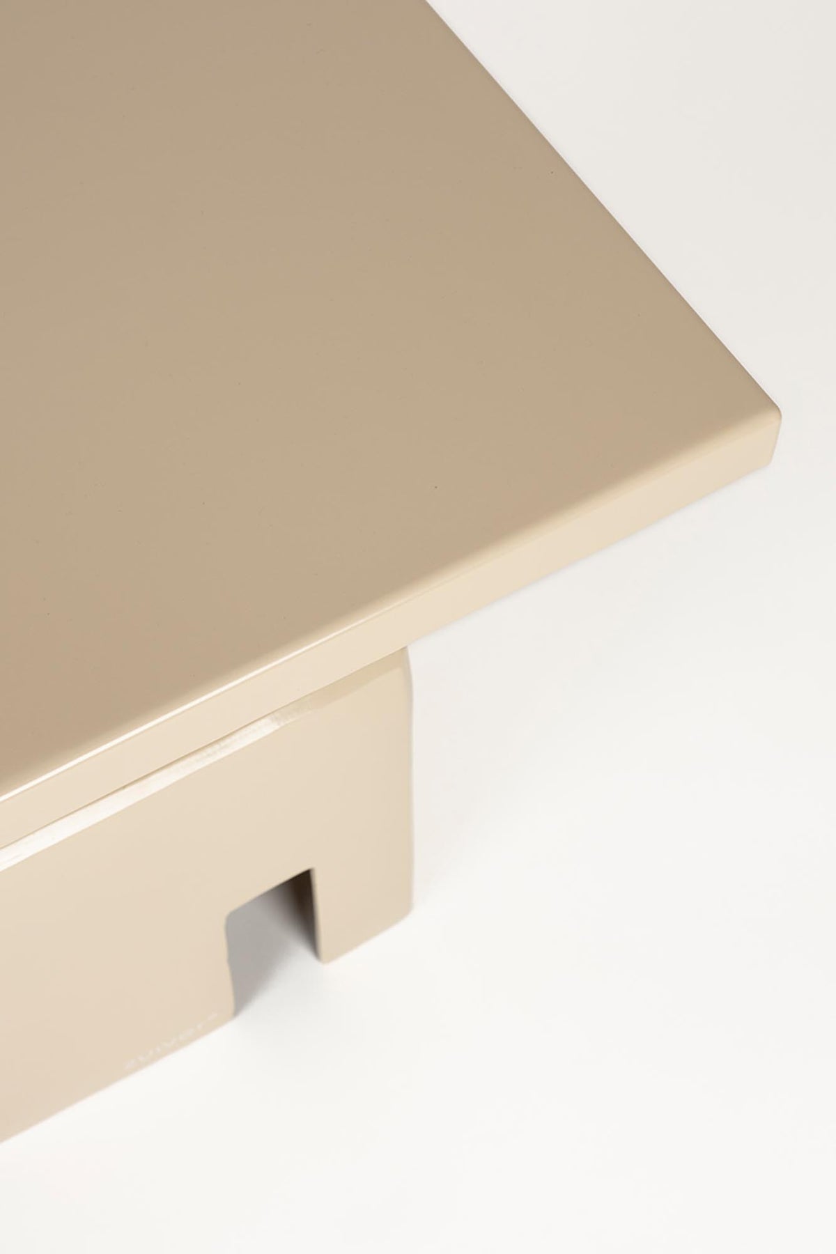 Beistelltisch Chubby in beige präsentiert im Onlineshop von KAQTU Design AG. Beistelltisch ist von Zuiver