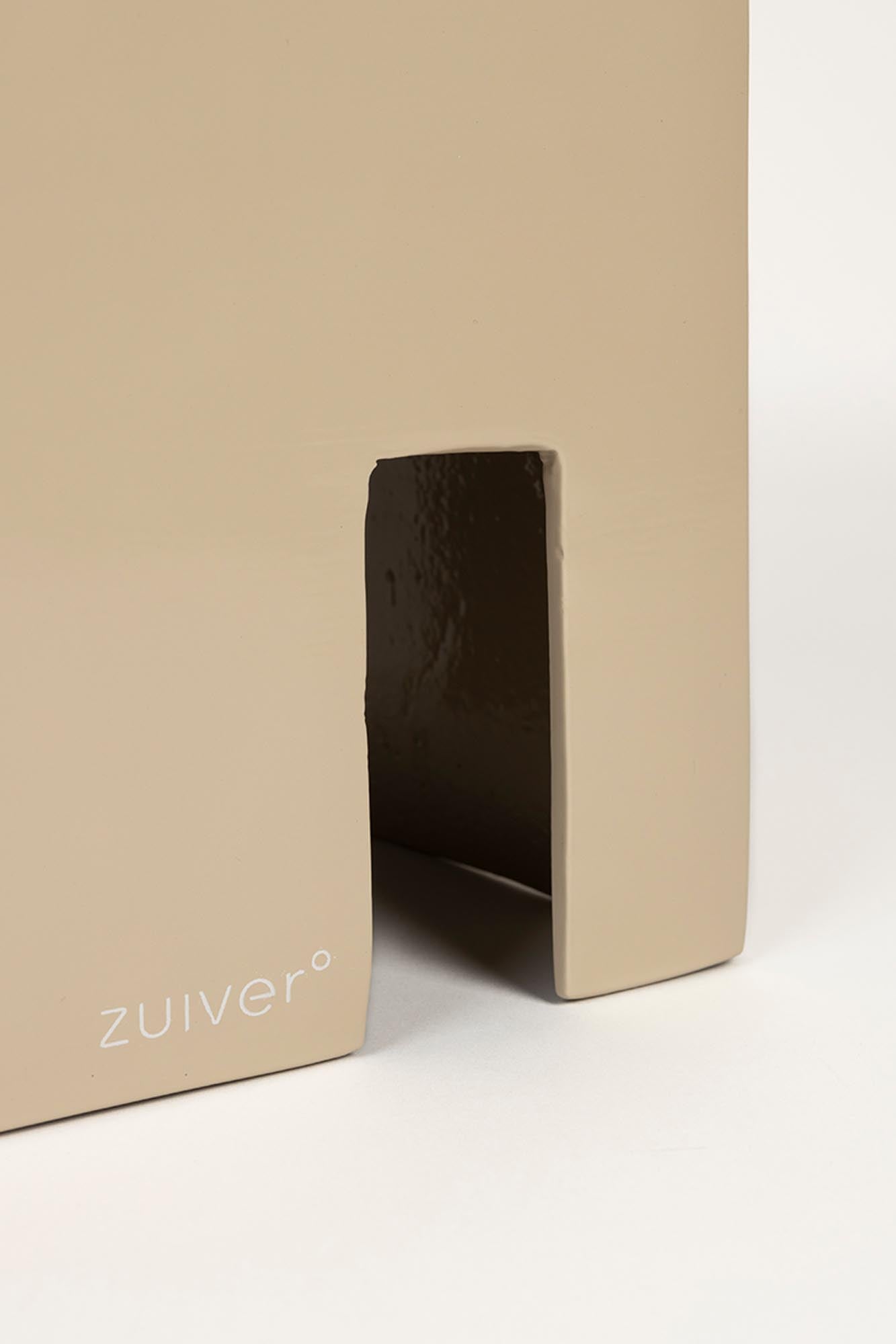 Der Beistelltisch Chubby von Zuiver: Modernes Design, pulverbeschichtetes Eisen, vielseitig einsetzbar, in verschiedenen Farben erhältlich.