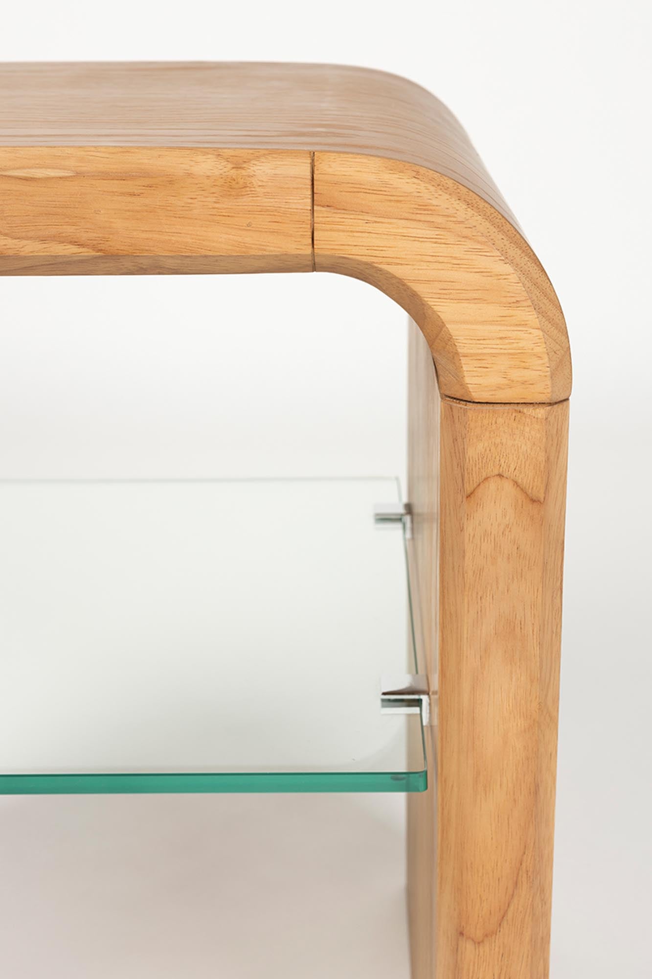 Beistelltisch Brave von Zuiver: Eleganter Tisch aus MDF und Eichenfurnier, ideal für Wohnzimmer, Schlafzimmer und Flur.