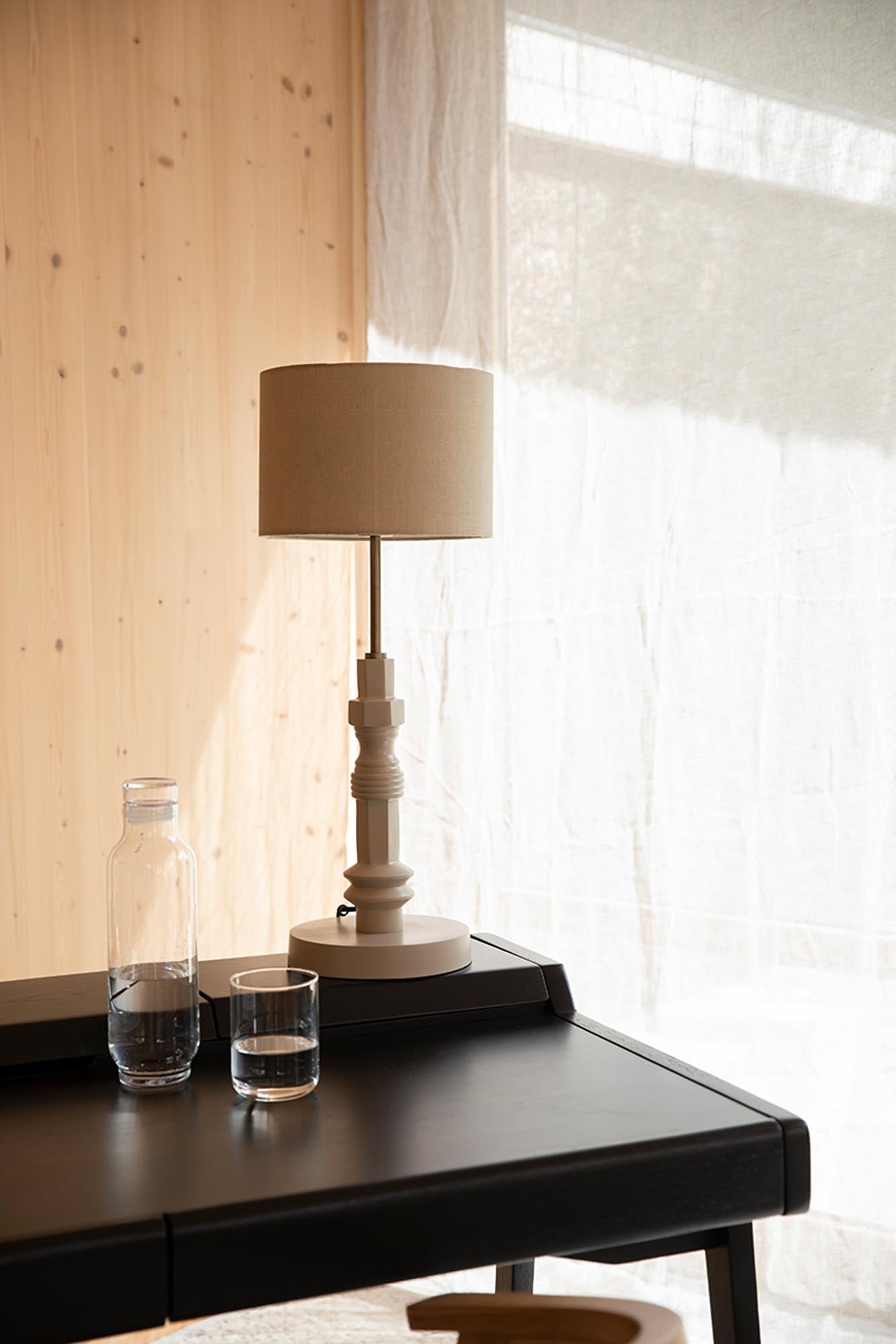 Entdecken Sie den Schreibtisch Kaat von Zuiver: Hochwertige Materialien, minimalistisches Design und einzigartige Maserung für Ihr Home Office.