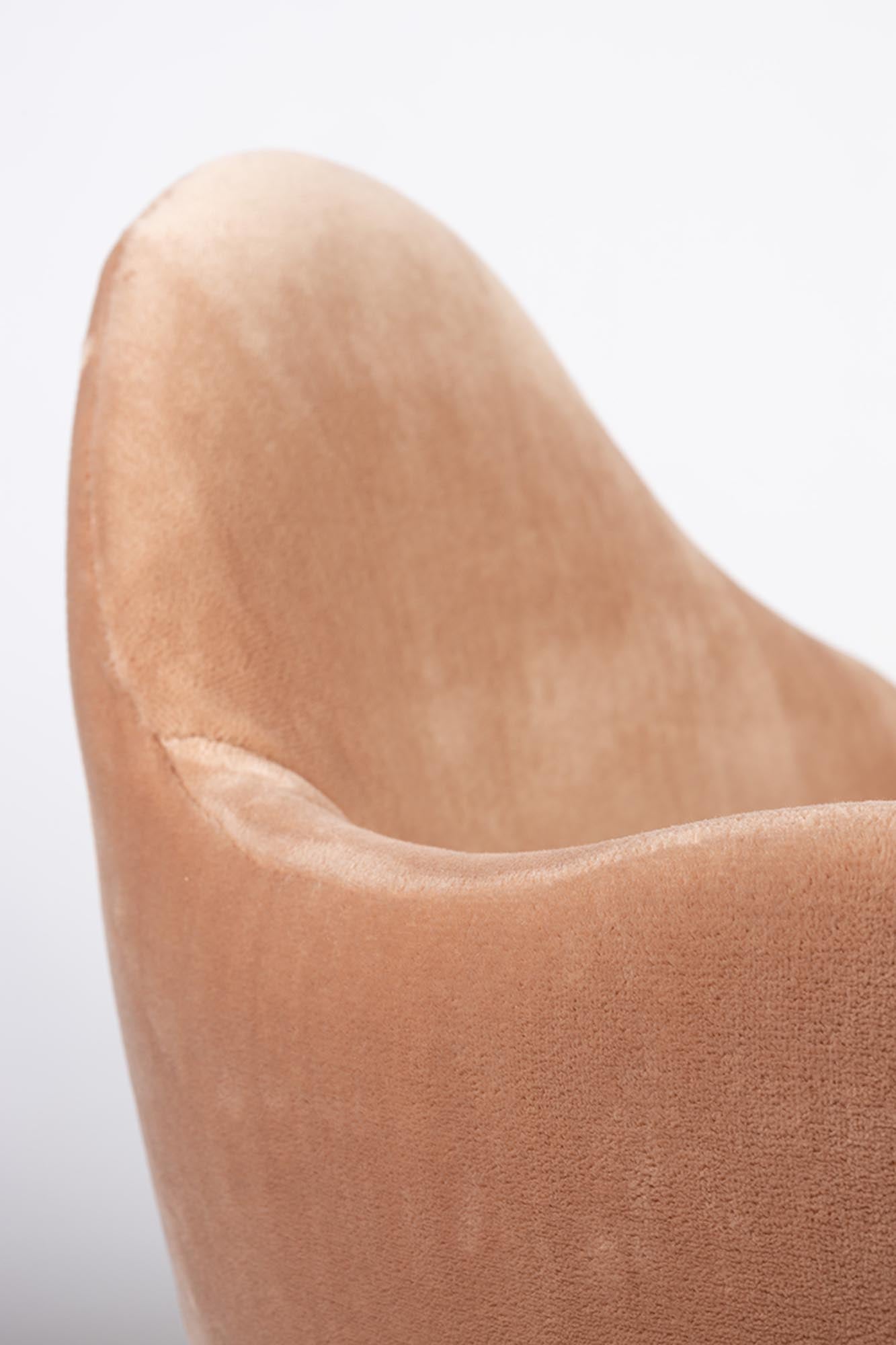 Moderner Sessel Friuli von Zuiver: Weicher Polyesterbezug, robuste Eisenbeine, ideal für Wohnzimmer und Leseecken.