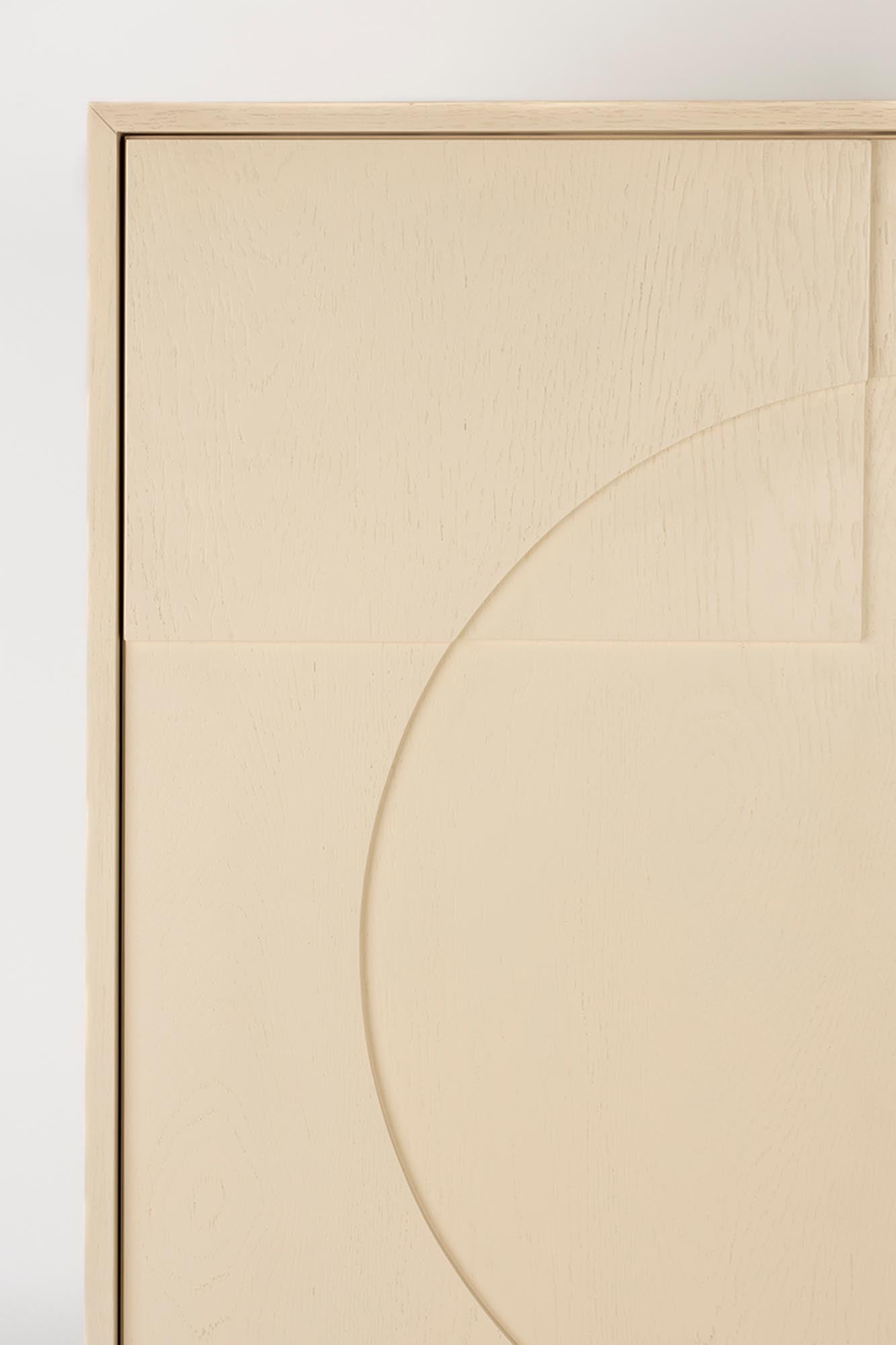 Stilvolles Cabinet Faces von Zuiver: Edles Eichenholz, moderne Metallrahmen, großzügiger Stauraum – perfektes Möbelstück für Ihr Zuhause.
