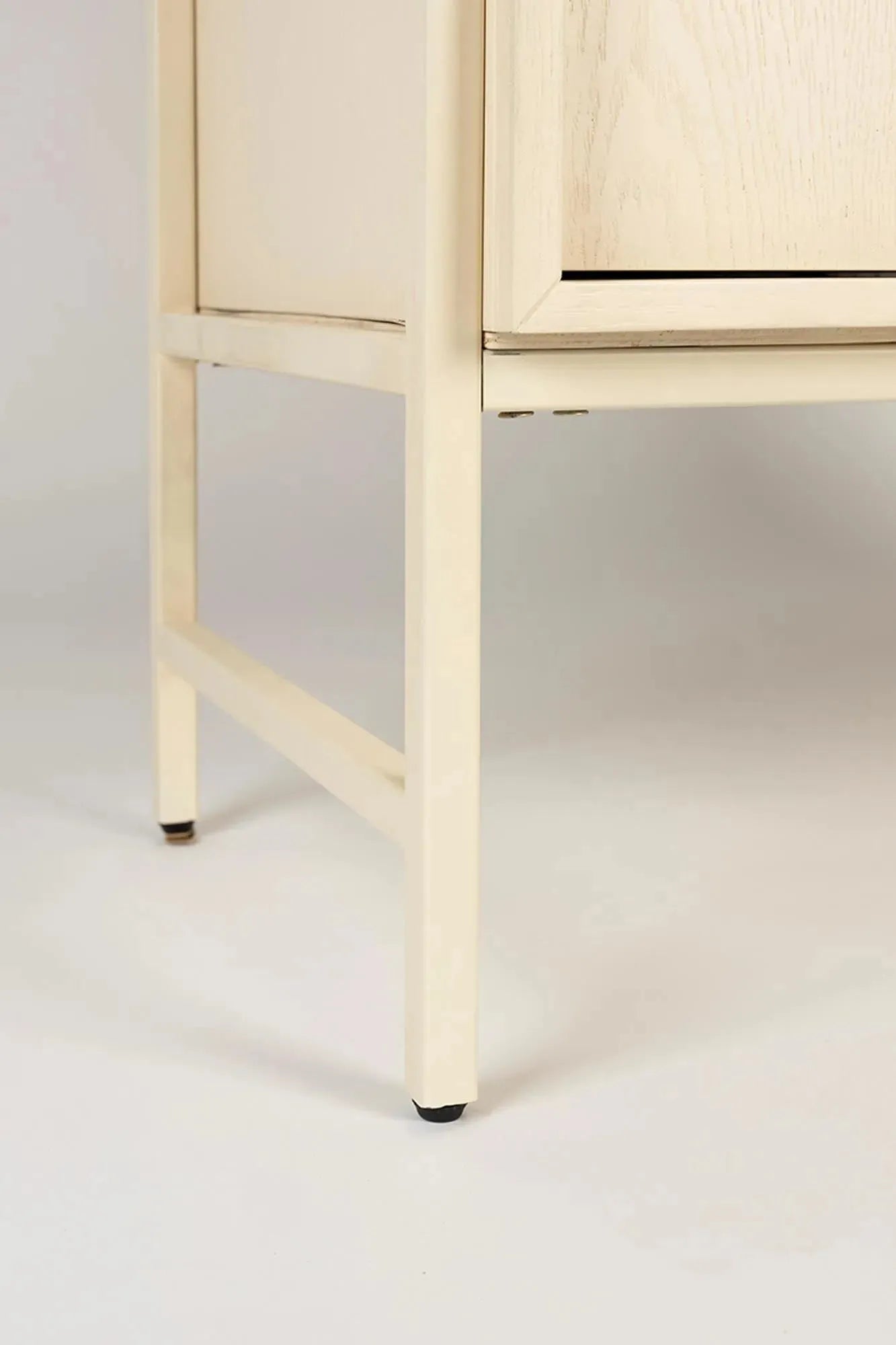 Zuiver Cabinet Faces: Eichenholz trifft auf zeitlose Eleganz.
