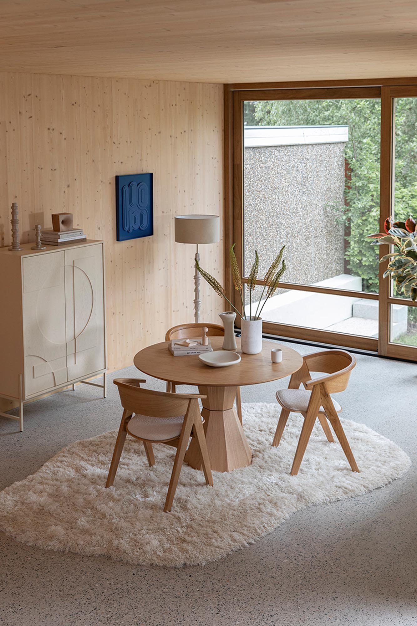 Stilvolles Zuiver Cabinet Faces: Eichenholz trifft auf modernes Design.