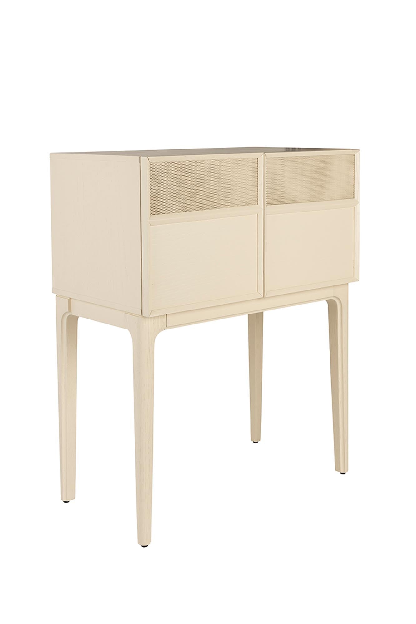 Entdecken Sie das Cabinet June von Zuiver: Ein stilvolles Möbelstück aus Eichenholz mit modernen Metallakzenten und viel Stauraum.