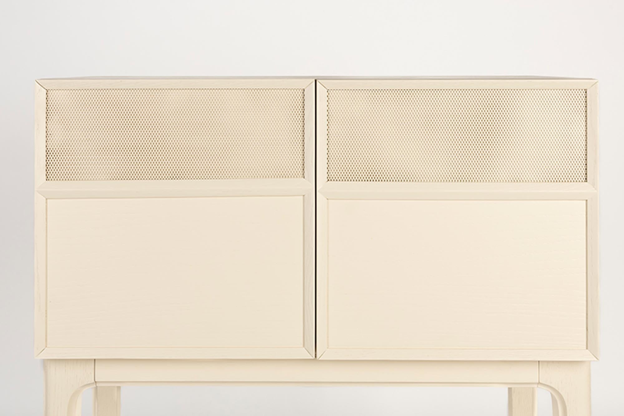Cabinet June: Zeitlose Eleganz aus Eichenholz für modernes Wohnen.