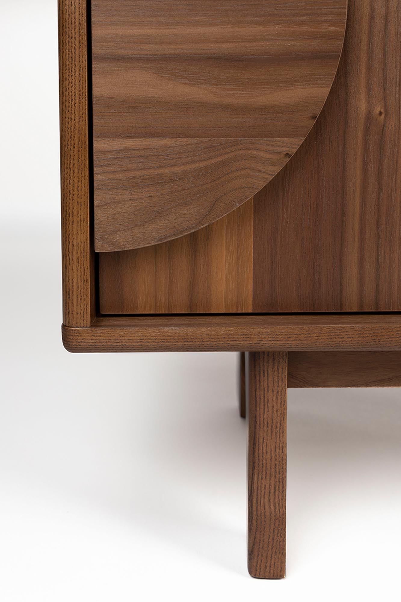 Elegantes Sideboard Groove 3 Doors von Zuiver: Robuste Materialien, viel Stauraum und zeitloses Design für Ihr modernes Zuhause.